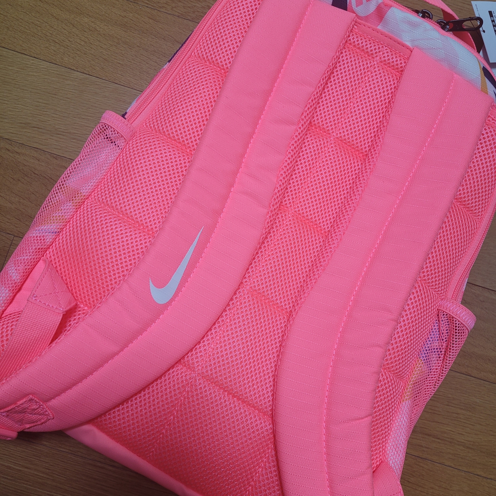 (Kids) Nike Brasilia Printed Backpack 18L Sunset Pulse 착용 스타일 - 2