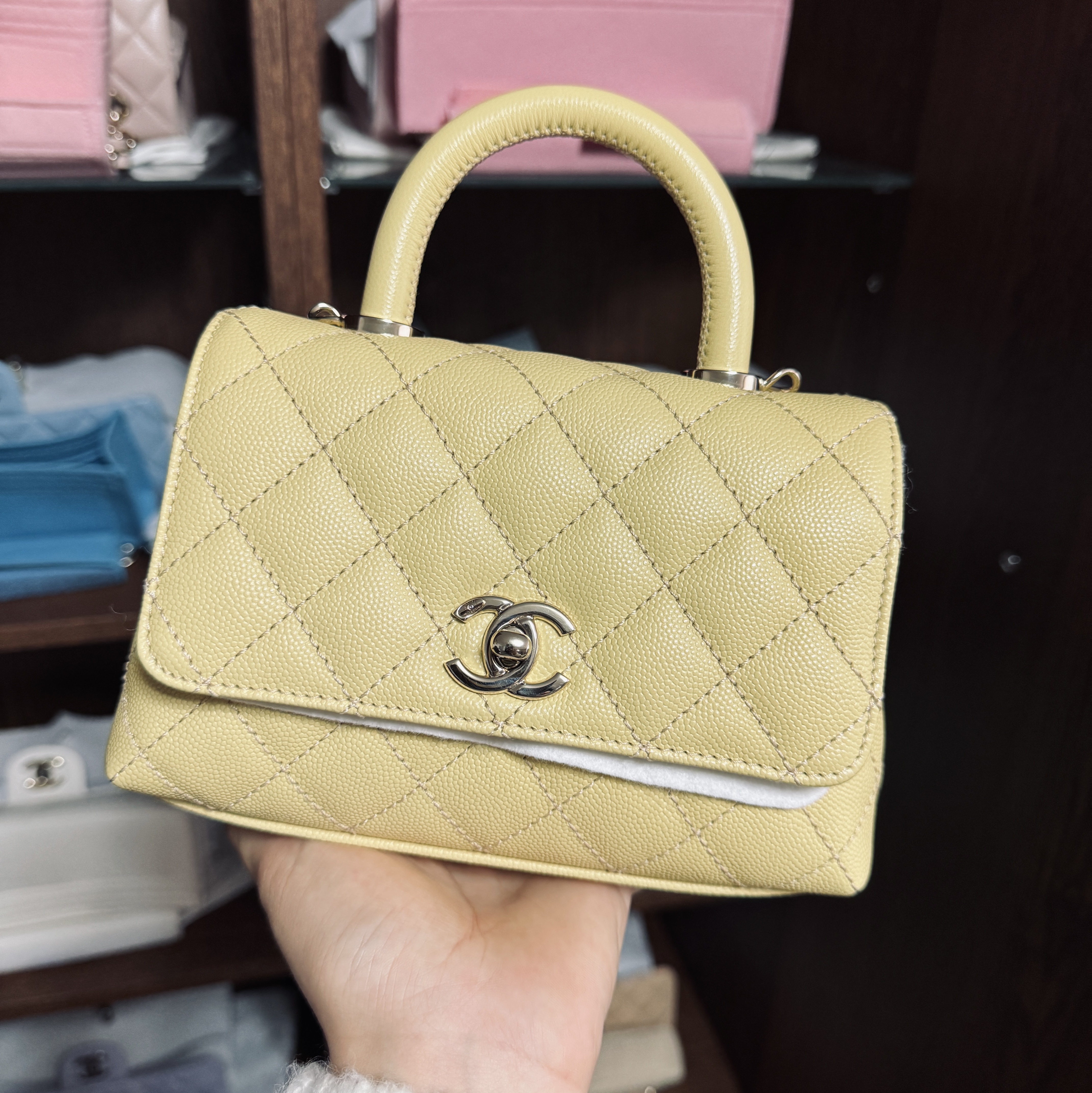 Chanel Mini Flap Bag with Top Handle Grained Calfskin & Gold Light Yellow 착용 스타일