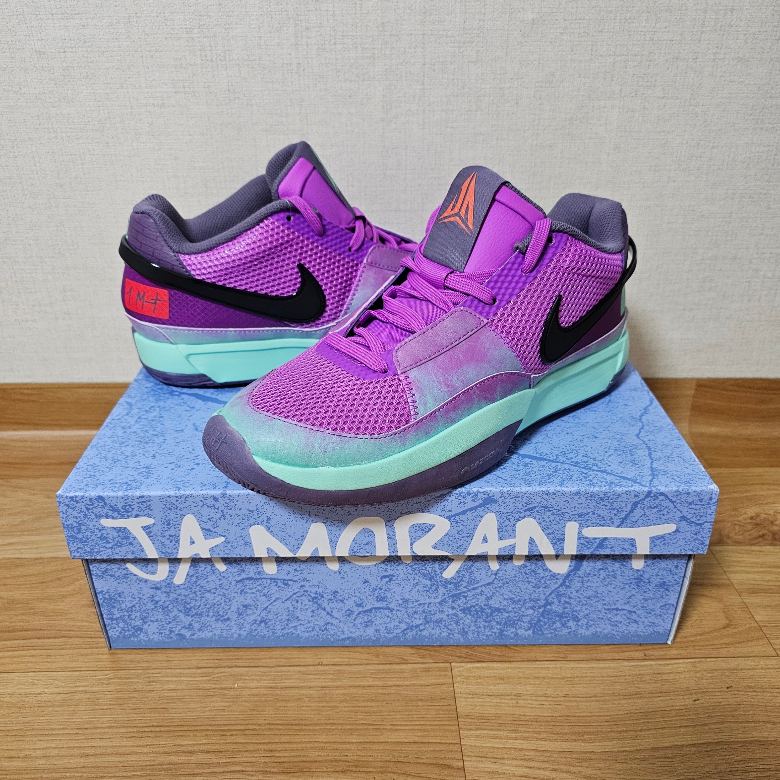Nike Ja 1 Xmas EP Fuchsia Dream Emerald Rise 착용 스타일 - 3