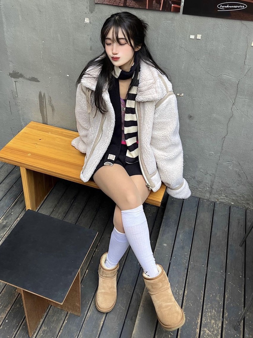 Karactor Striped Knit Muffler Black Ivory, UGG Classic Mini Boots Chestnut 착용 스타일