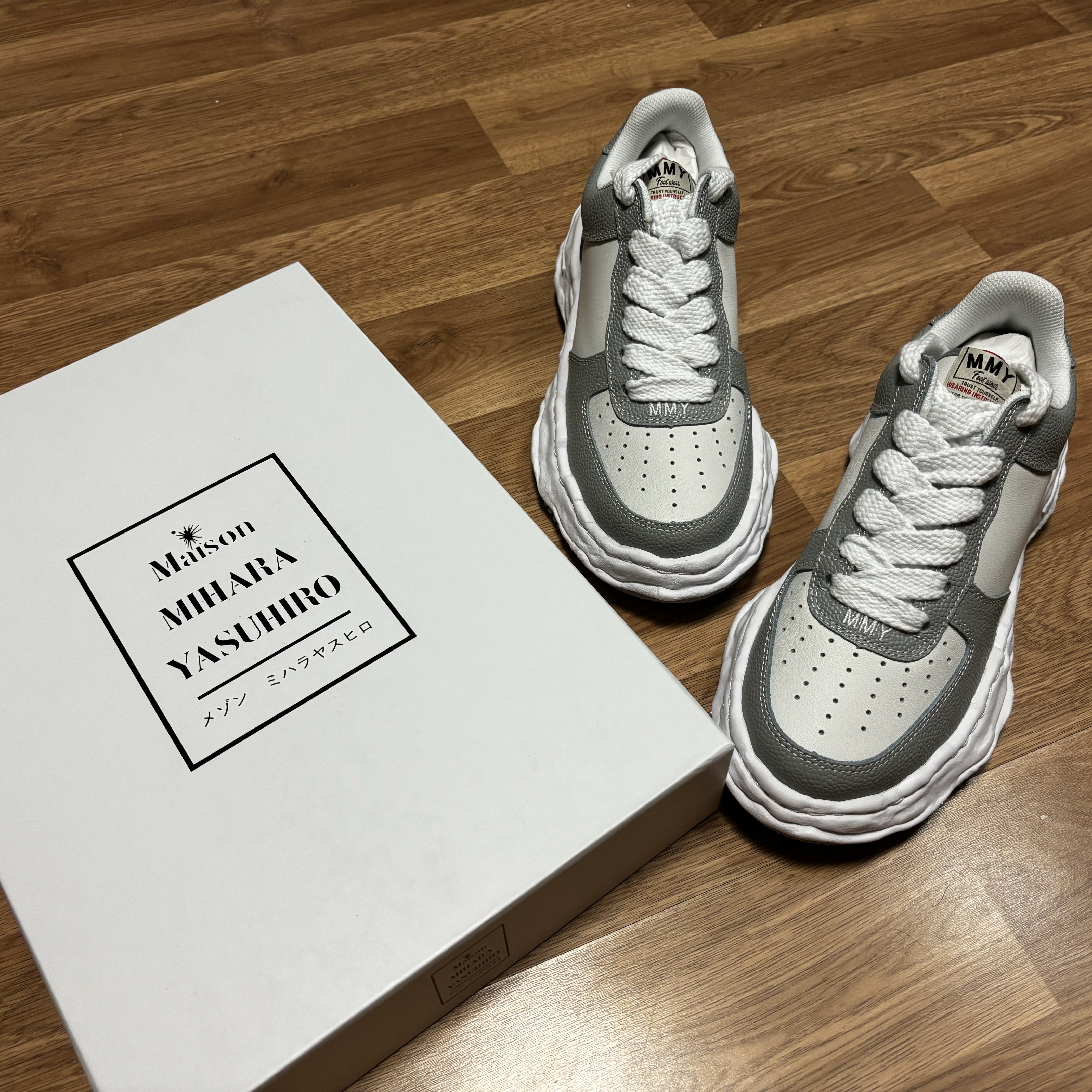 Maison Mihara Yasuhiro Wayne OG Sole Embossed Leather Low-top Sneakers White Grey 착용 스타일