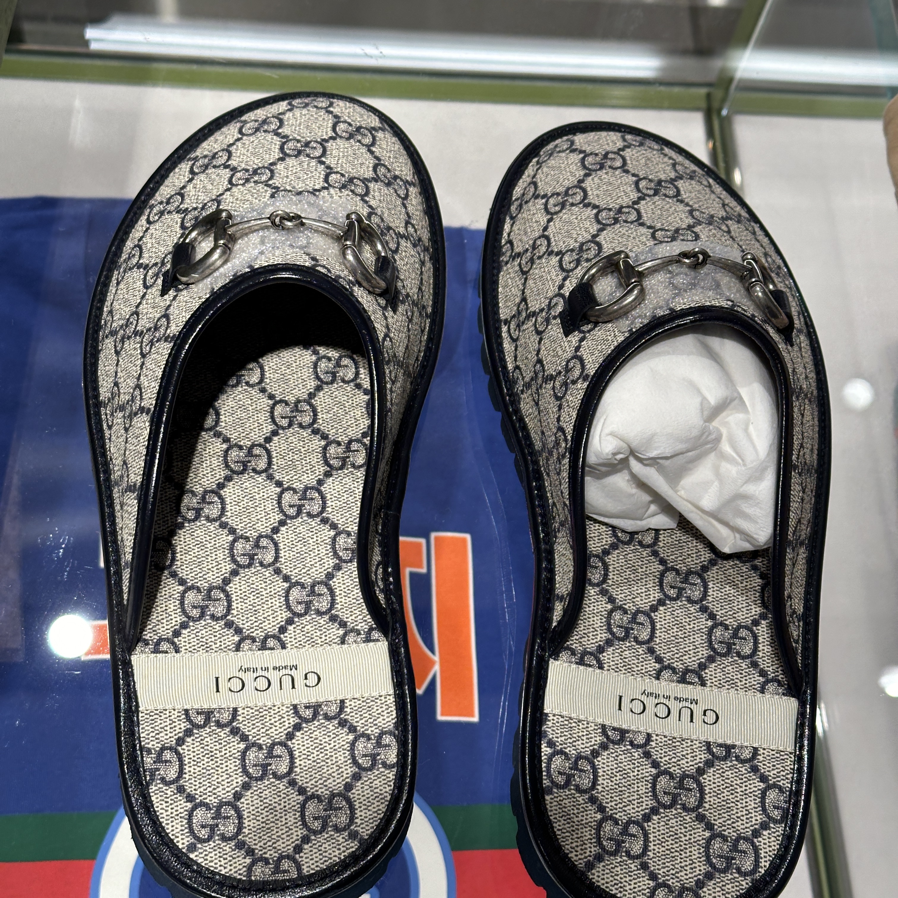 Gucci GG Slipper with Horsebit Beige Blue 착용 스타일 - 4