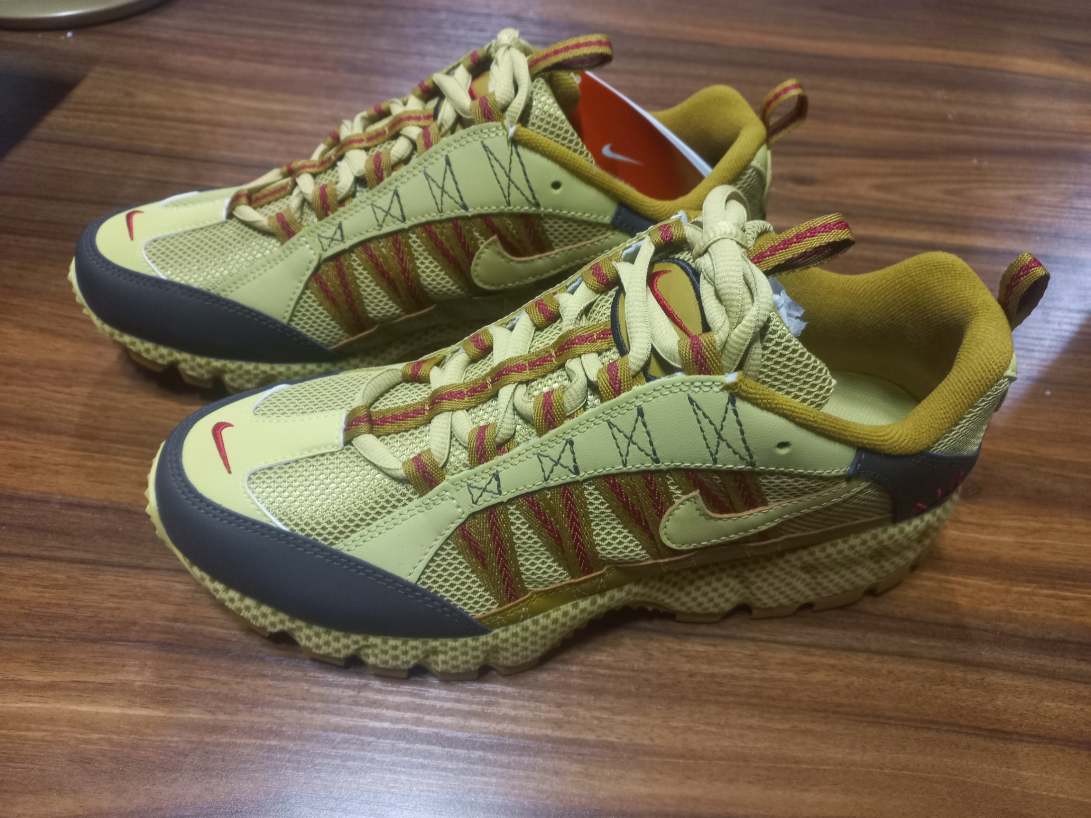 Nike Air Humara Buff Gold 착용 스타일