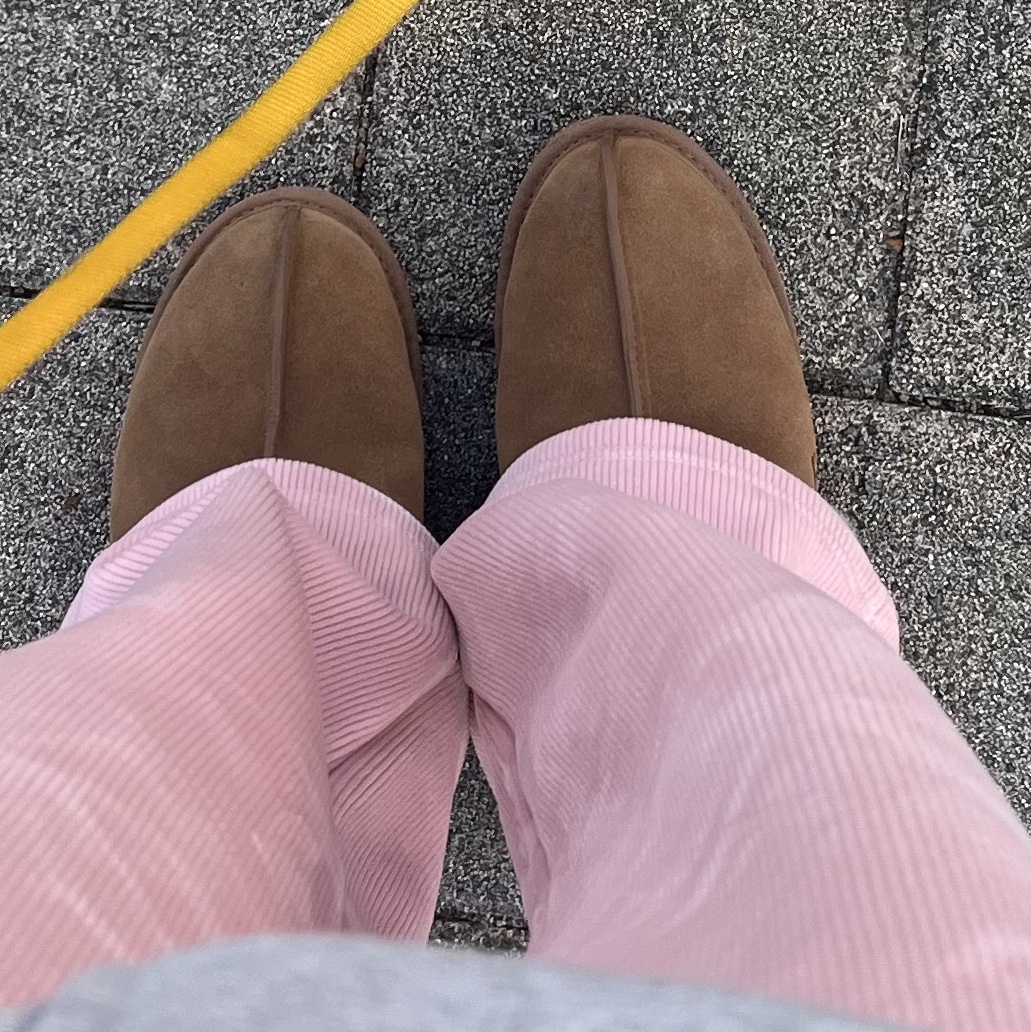 (W) UGG Scuffette II Slipper Chestnut 착용 스타일