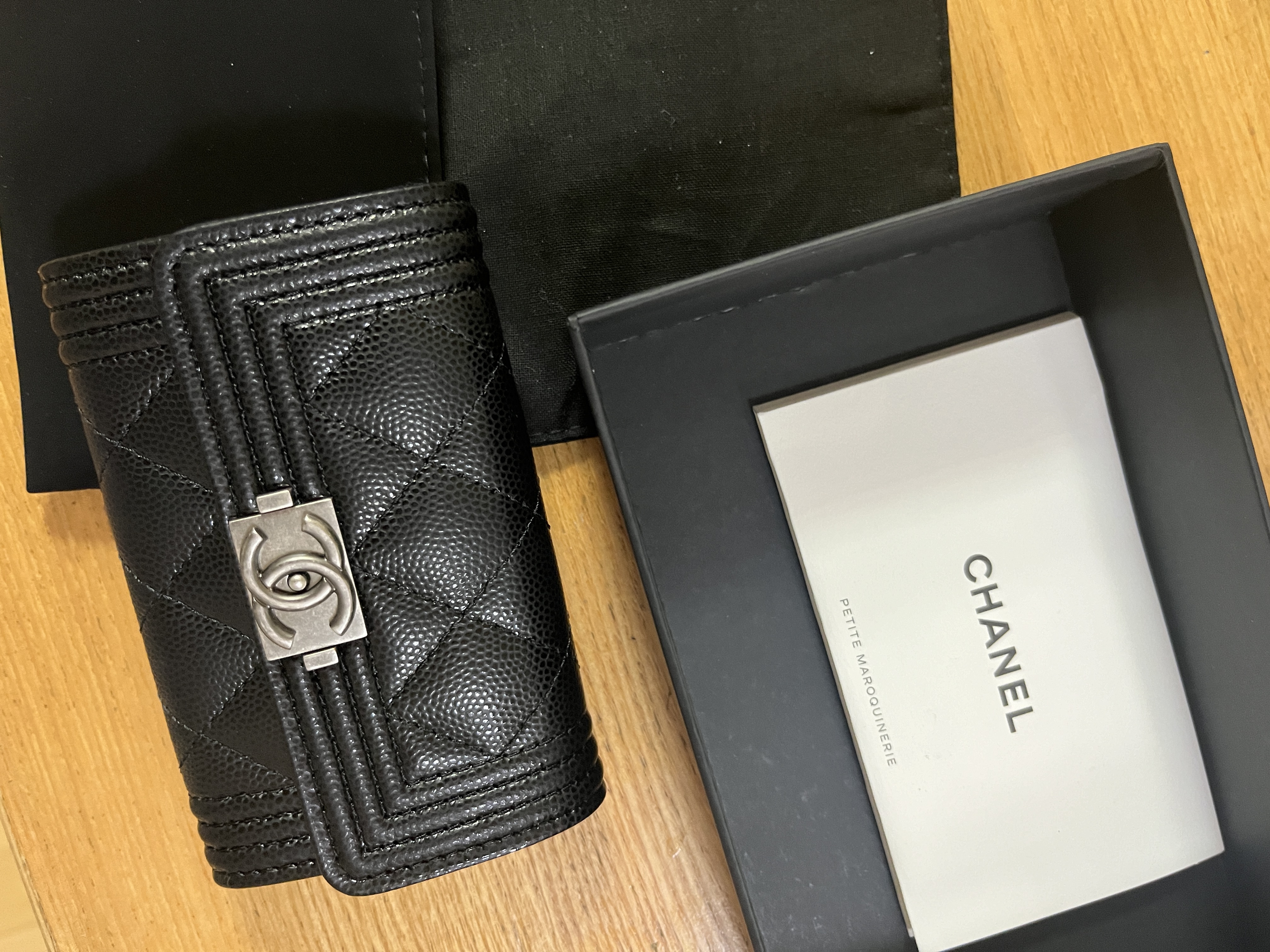 Chanel Boy Chanel Flap Card Holder Grained Calfskin & Ruthenium Black 착용 스타일