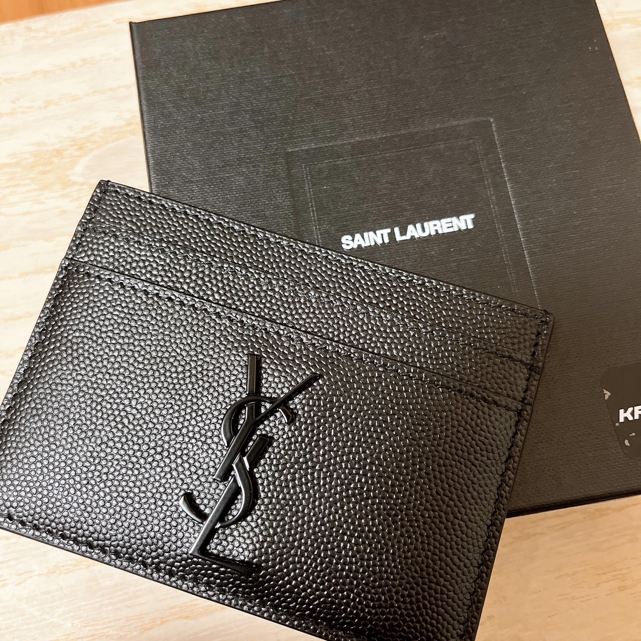 Saint Laurent Cassandre Card Case in Grain De Poudre Embossed Leather Black 착용 스타일