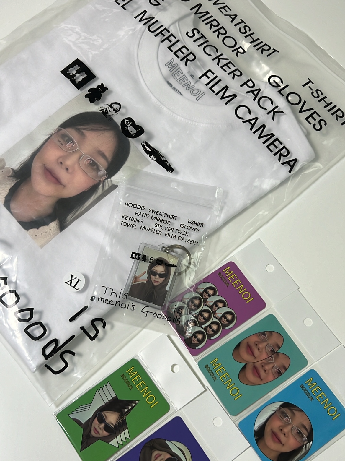 Meenoi T-Shirts Selfie White, Meenoi Selfie Keyring 착용 스타일 - 2