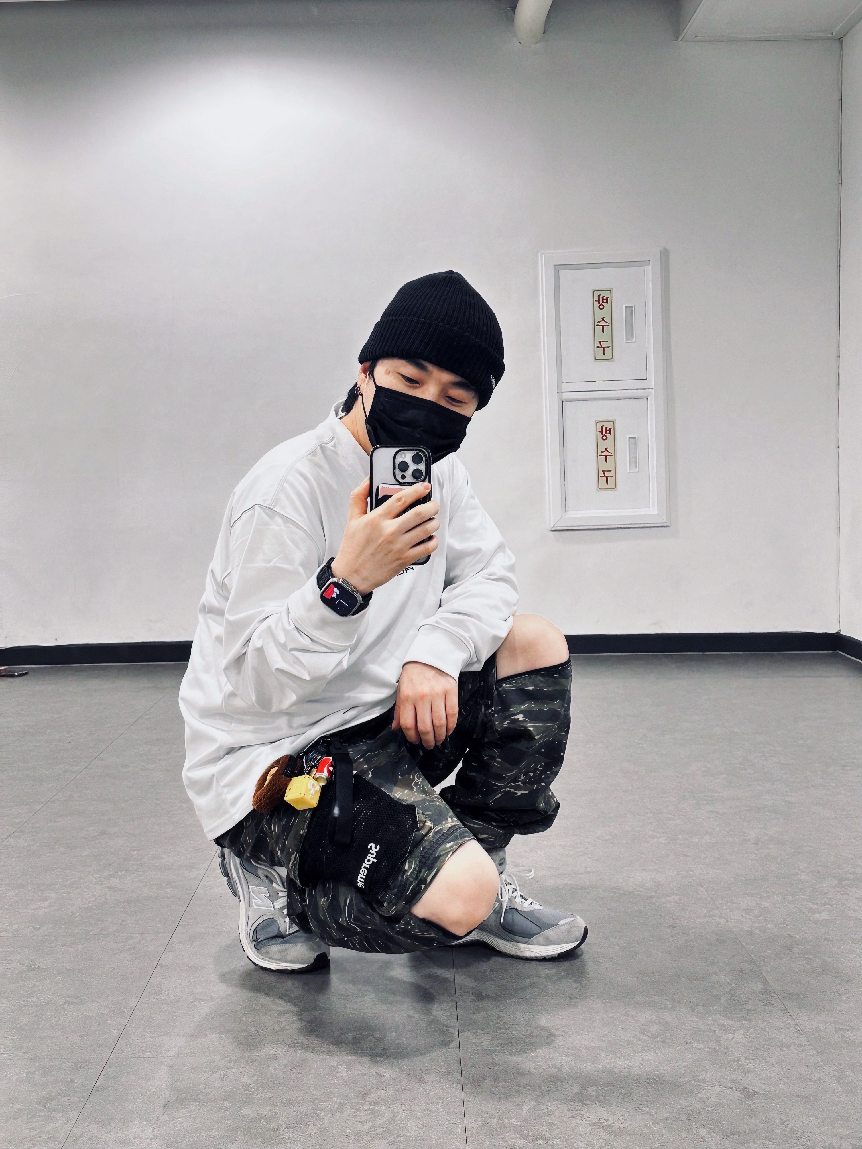 Nike ACG Lungs Long Sleeve T-Shirt Summit White - Asia, Supreme Mesh Pocket Belted Cargo Pants Tigerstripe Camo - 21SS 착용 스타일 - 2