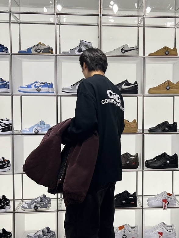 CDG Oversized Sweatshirt Black 착용 스타일
