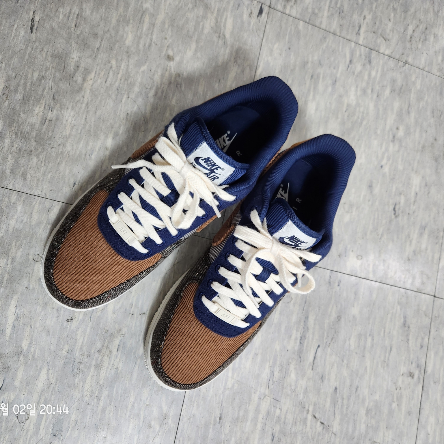Nike Air Force 1 '07 PRM Ale Brown and Midnight Navy 착용 스타일