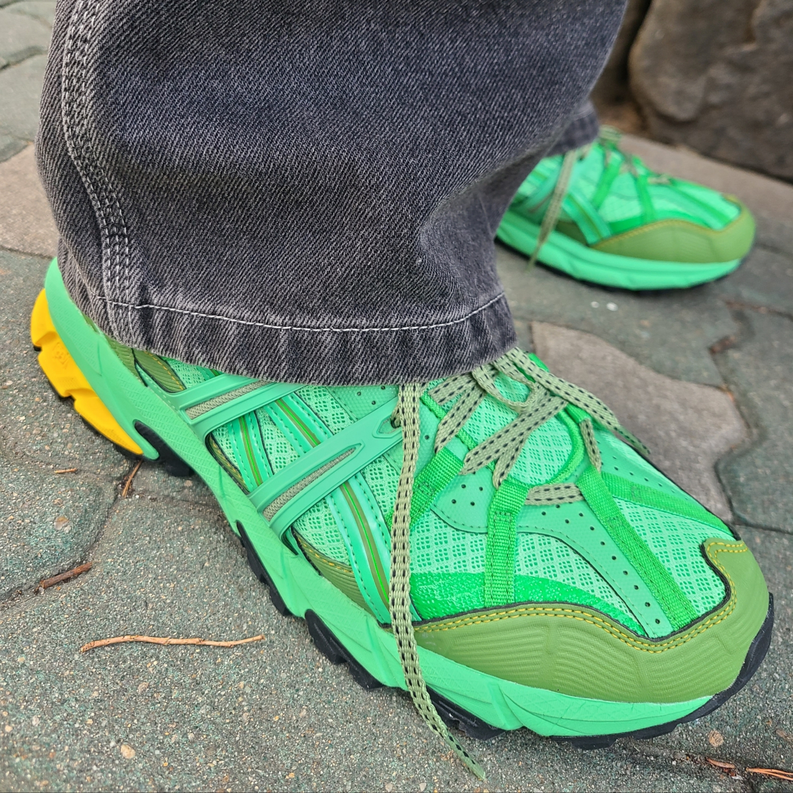 Asics HS4-S Gel-Sonoma 15-50 Gore-Tex Spring Bouquet Blue Graphite 착용 스타일