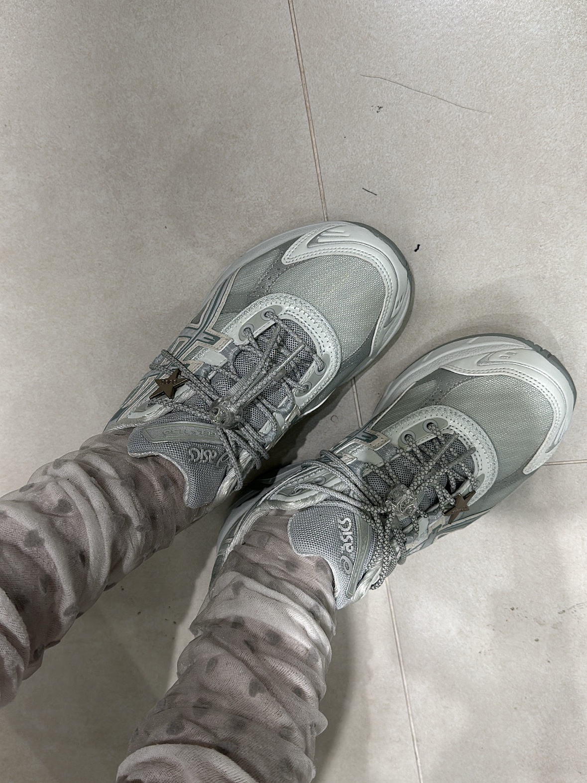 Asics x Atmos x Ojos Gel-1130 RE Glacier Grey Pure Silver 착용 스타일 - 2