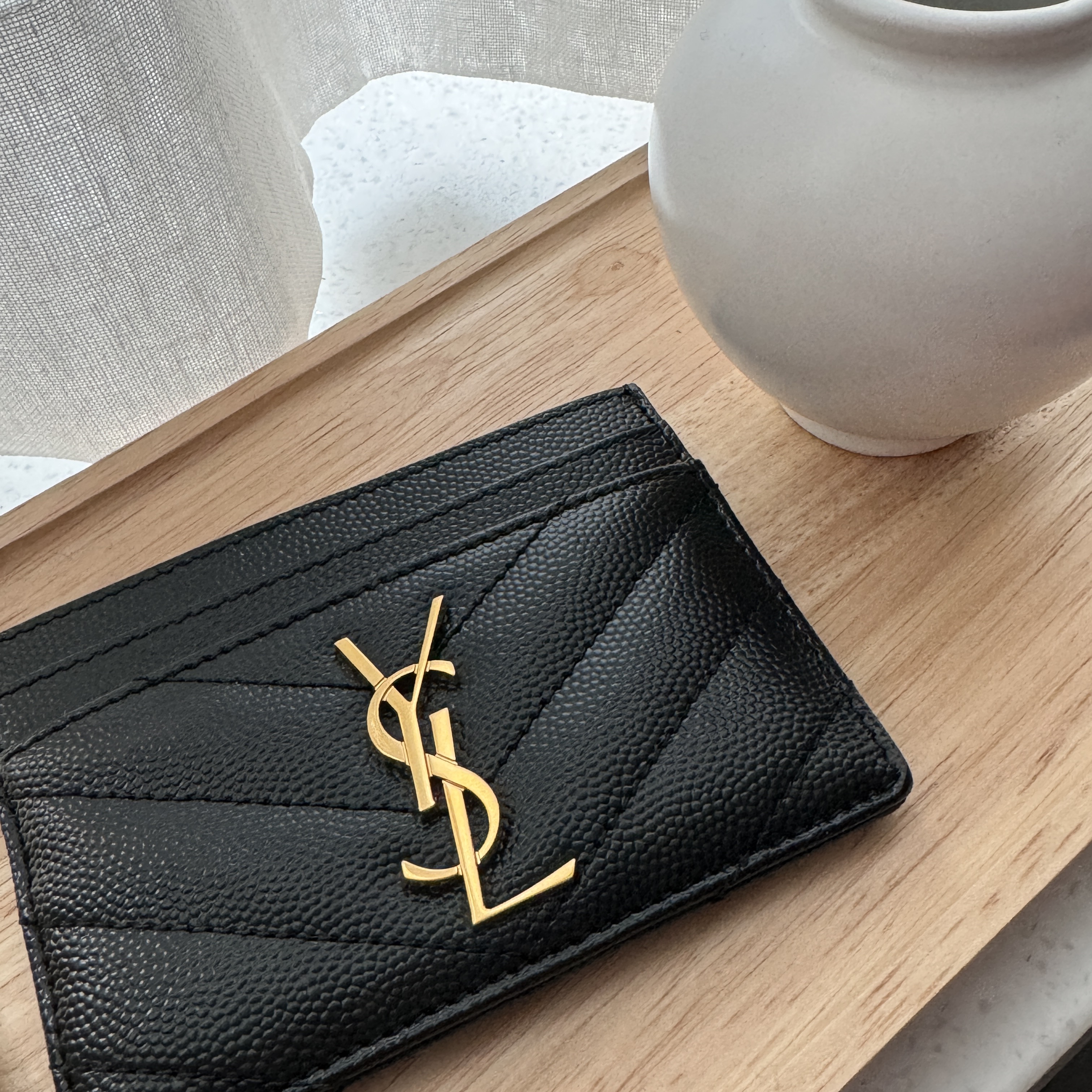 Saint Laurent Cassandre Matelasse Card Case in Grain De Poudre Embossed Leather Black 착용 스타일