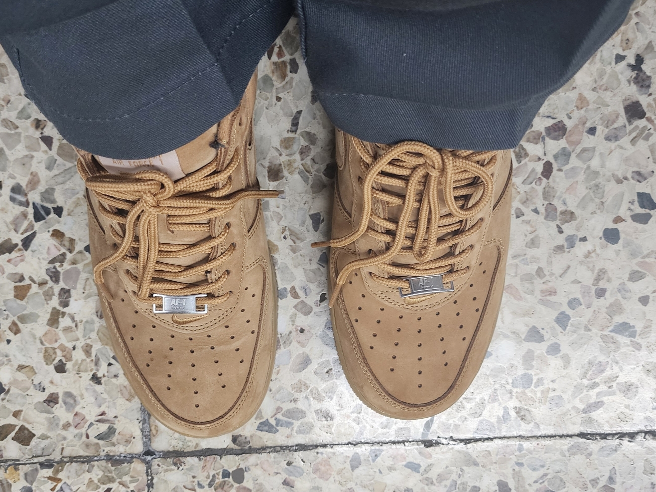 Nike x Supreme Air Force 1 Low Flax 착용 스타일