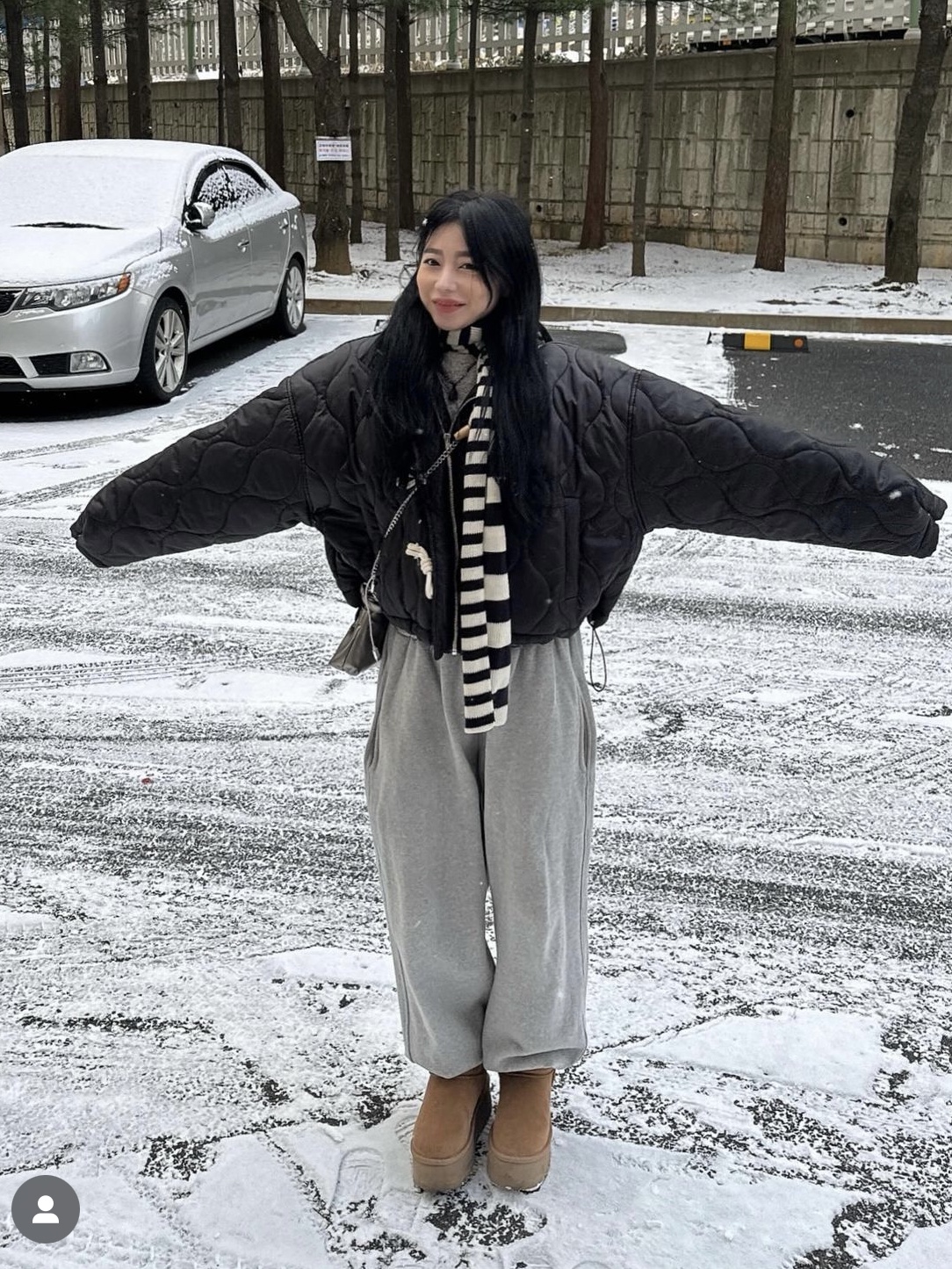Karactor Striped Knit Muffler Black Ivory, (W) UGG Classic Ultra Mini Platform Boots Chestnut 착용 스타일