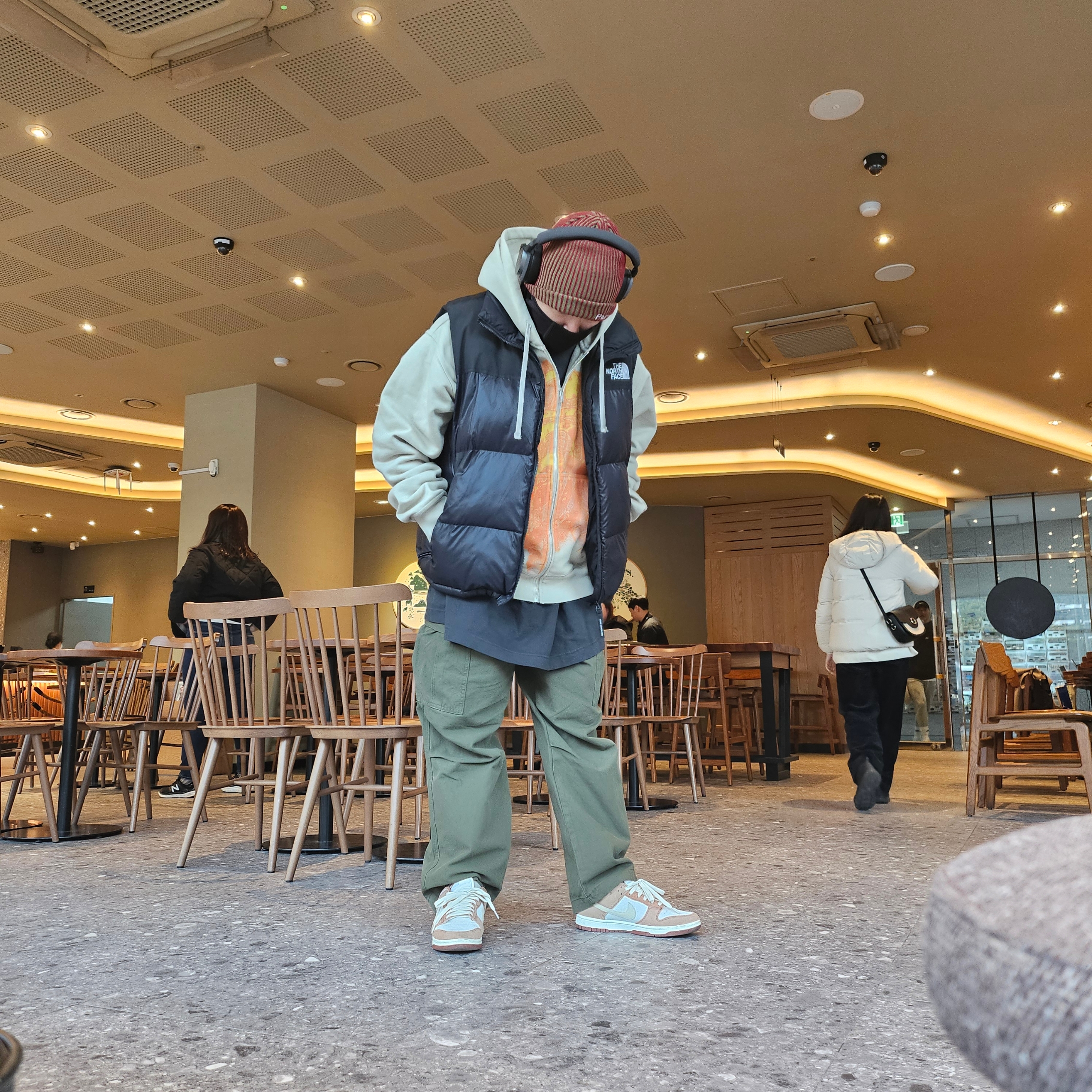 The North Face Nuptse On Ball Vest Real Black, Stussy Web Zip Hoodie Khaki 착용 스타일 - 2
