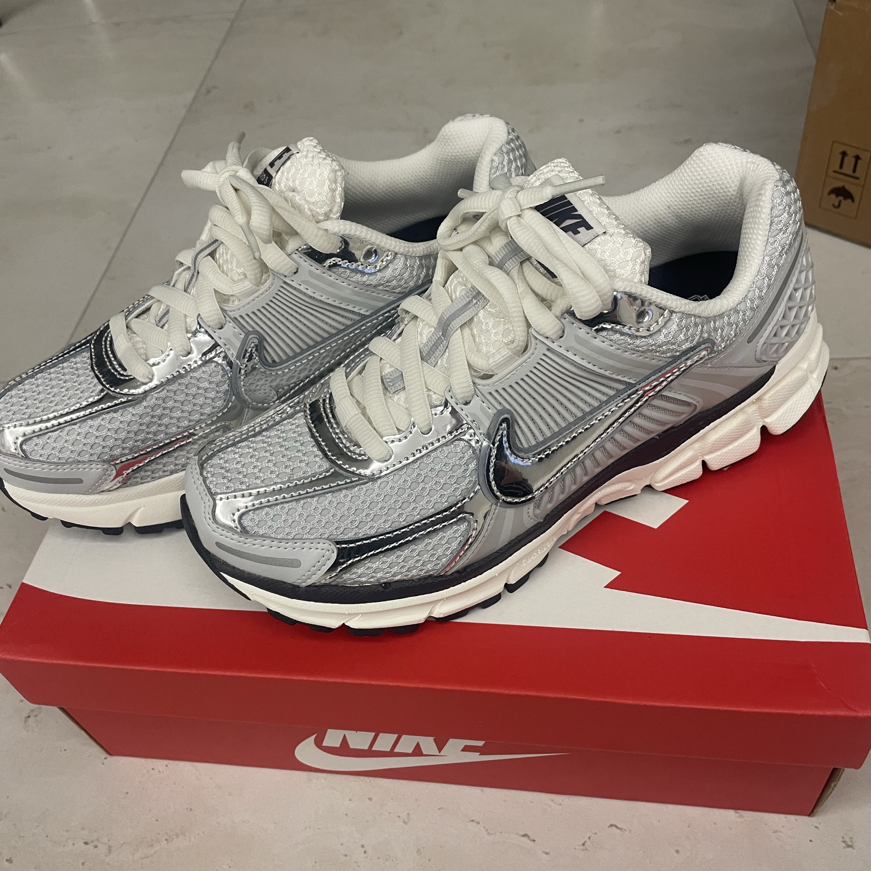 (W) Nike Zoom Vomero 5 Photon Dust and Metallic Silver 착용 스타일
