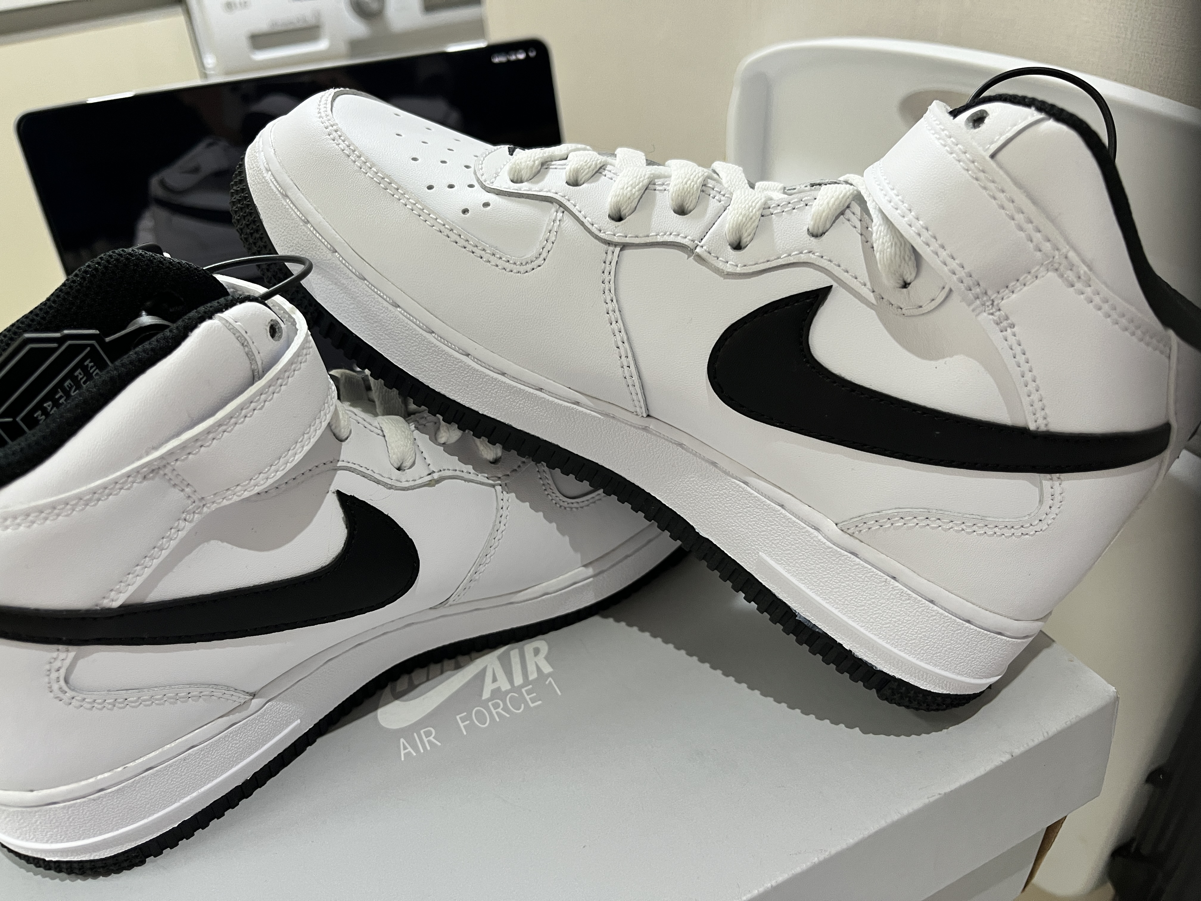 Nike Air Force 1 Mid '07 White Black 착용 스타일