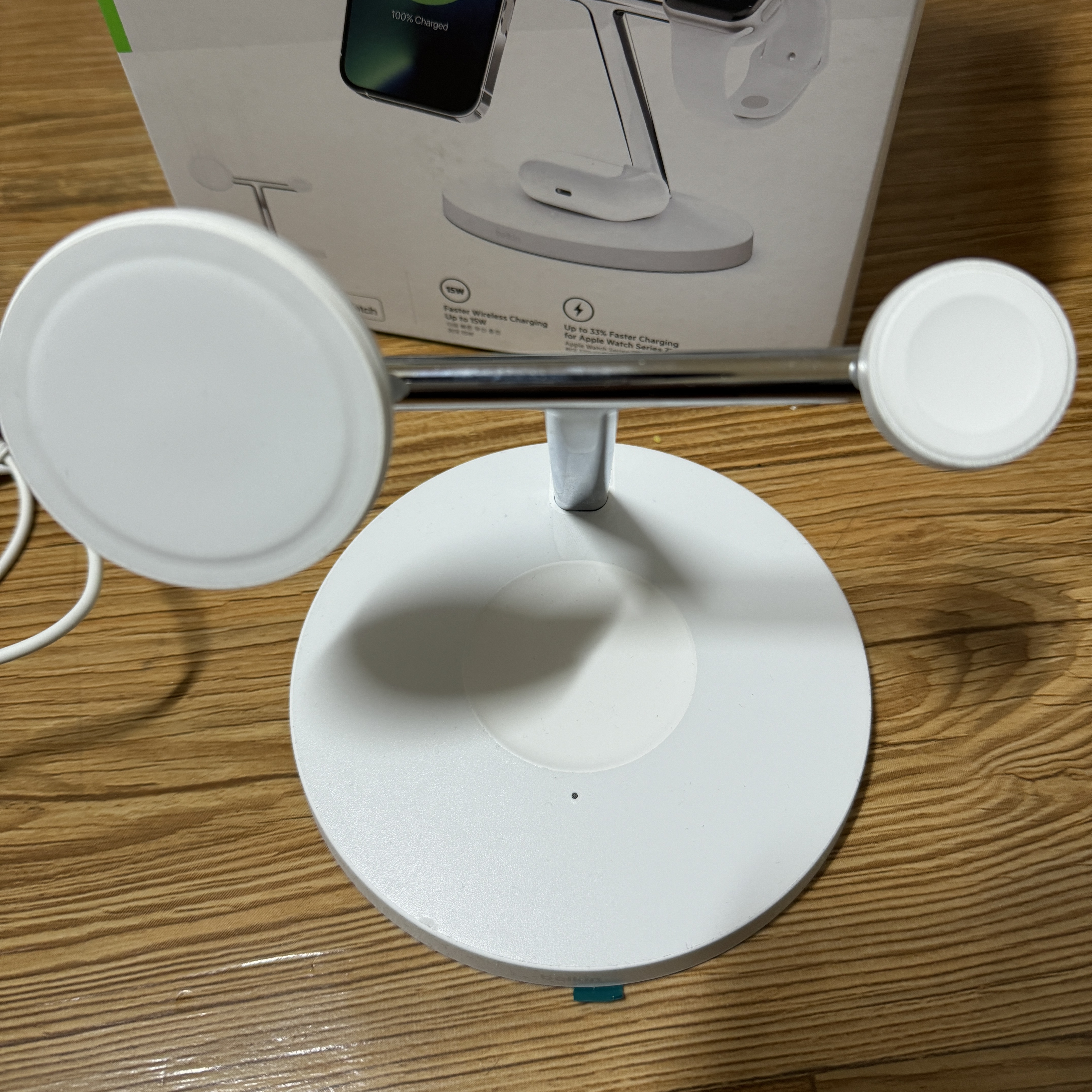 Belkin 3-in-1 MagSafe 15W Wireless Charging Stand WIZ017kr White 착용 스타일 - 3
