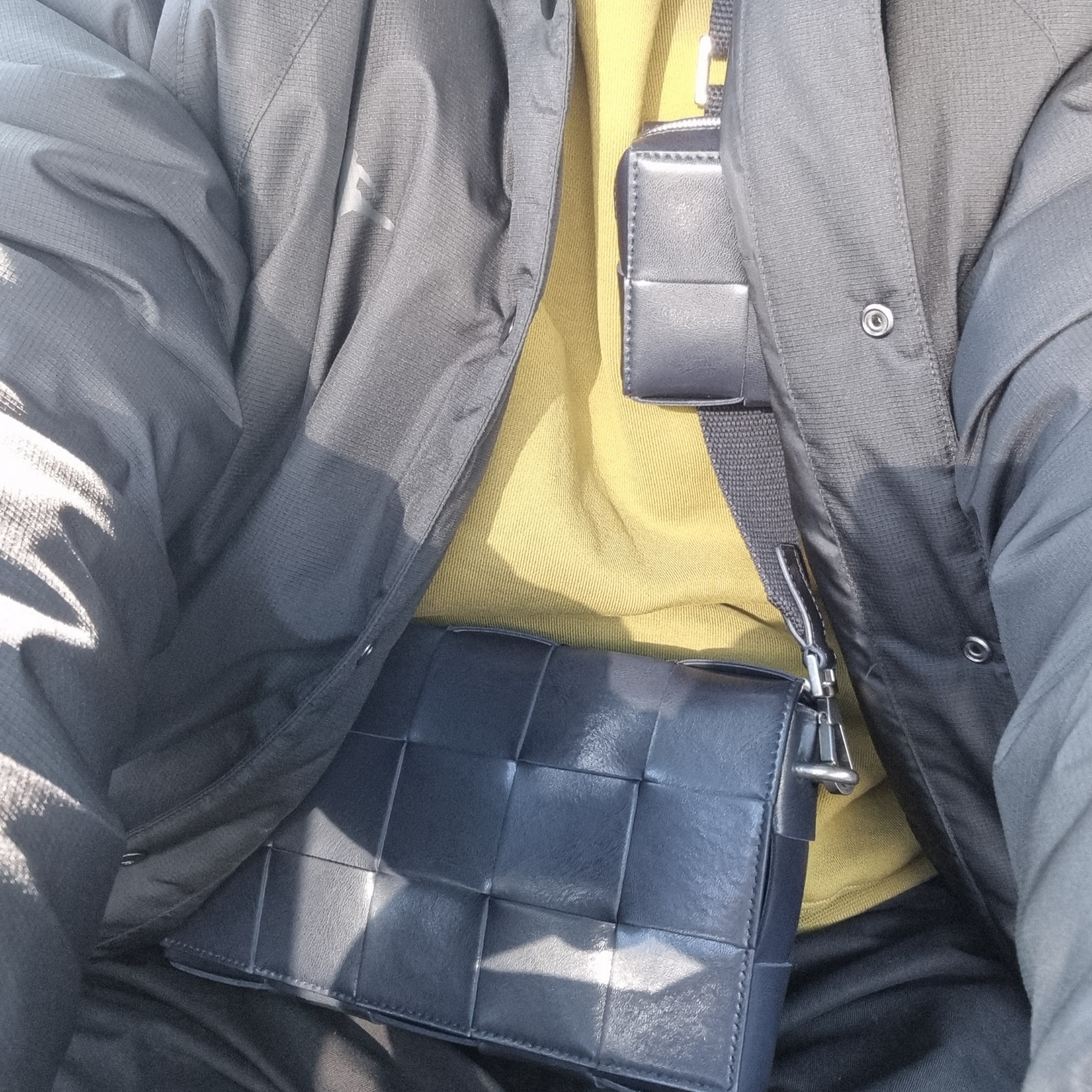 Bottega Veneta Cassette with Versatile Strap Space 착용 스타일