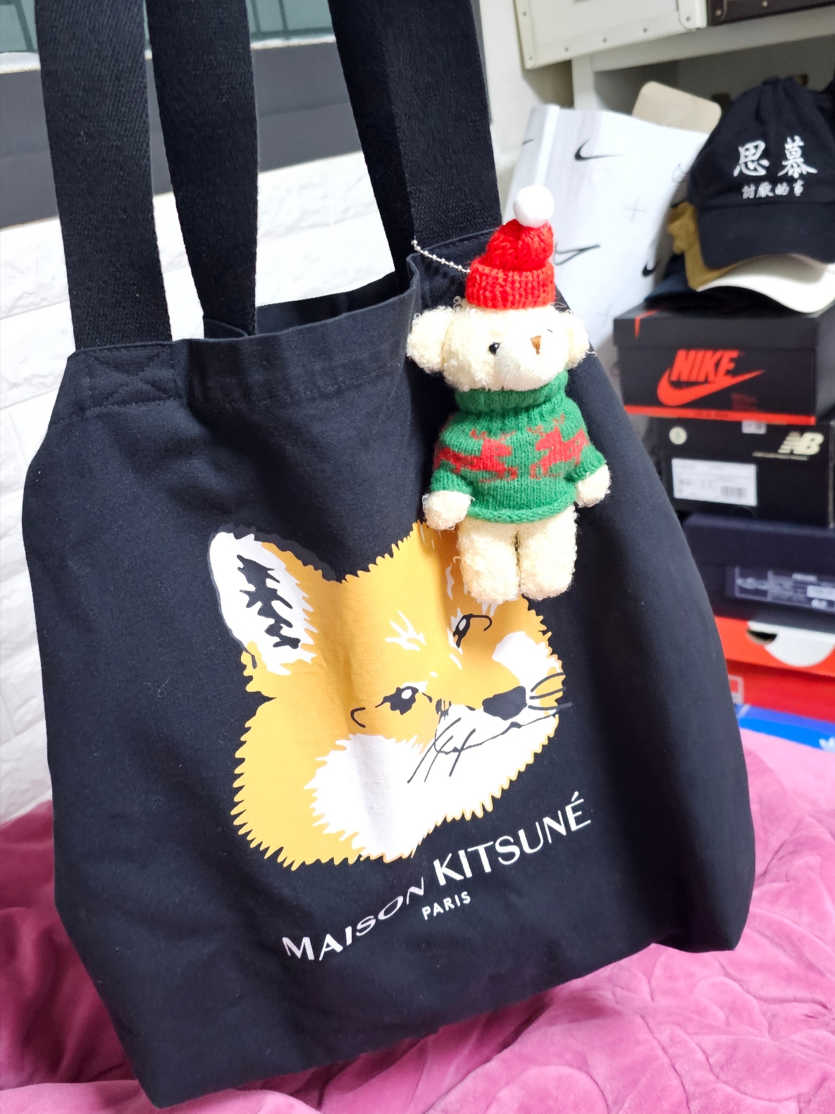Maison Kitsune Fox Head Tote Bag Black 착용 스타일