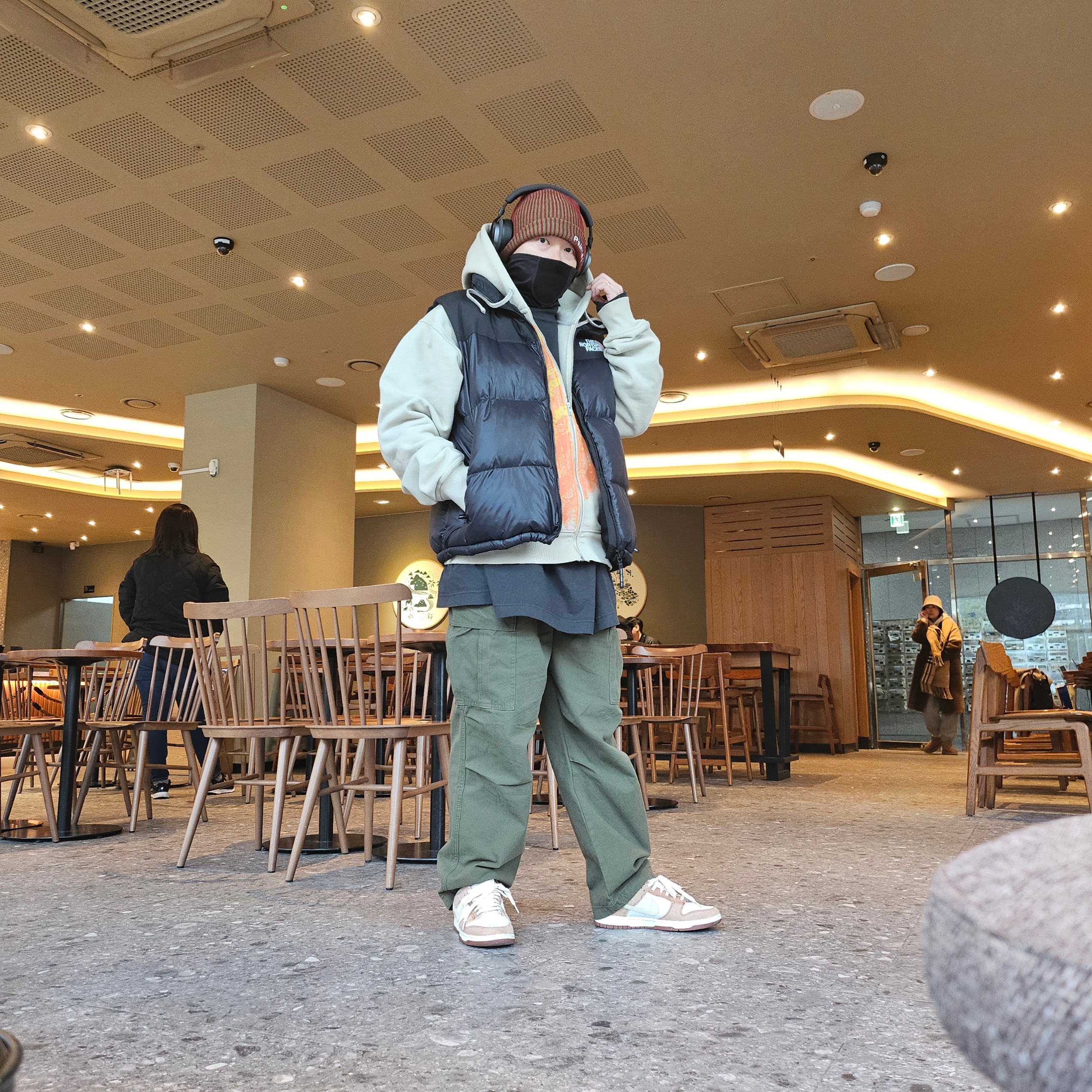 The North Face Nuptse On Ball Vest Real Black, Stussy Web Zip Hoodie Khaki 착용 스타일 - 1