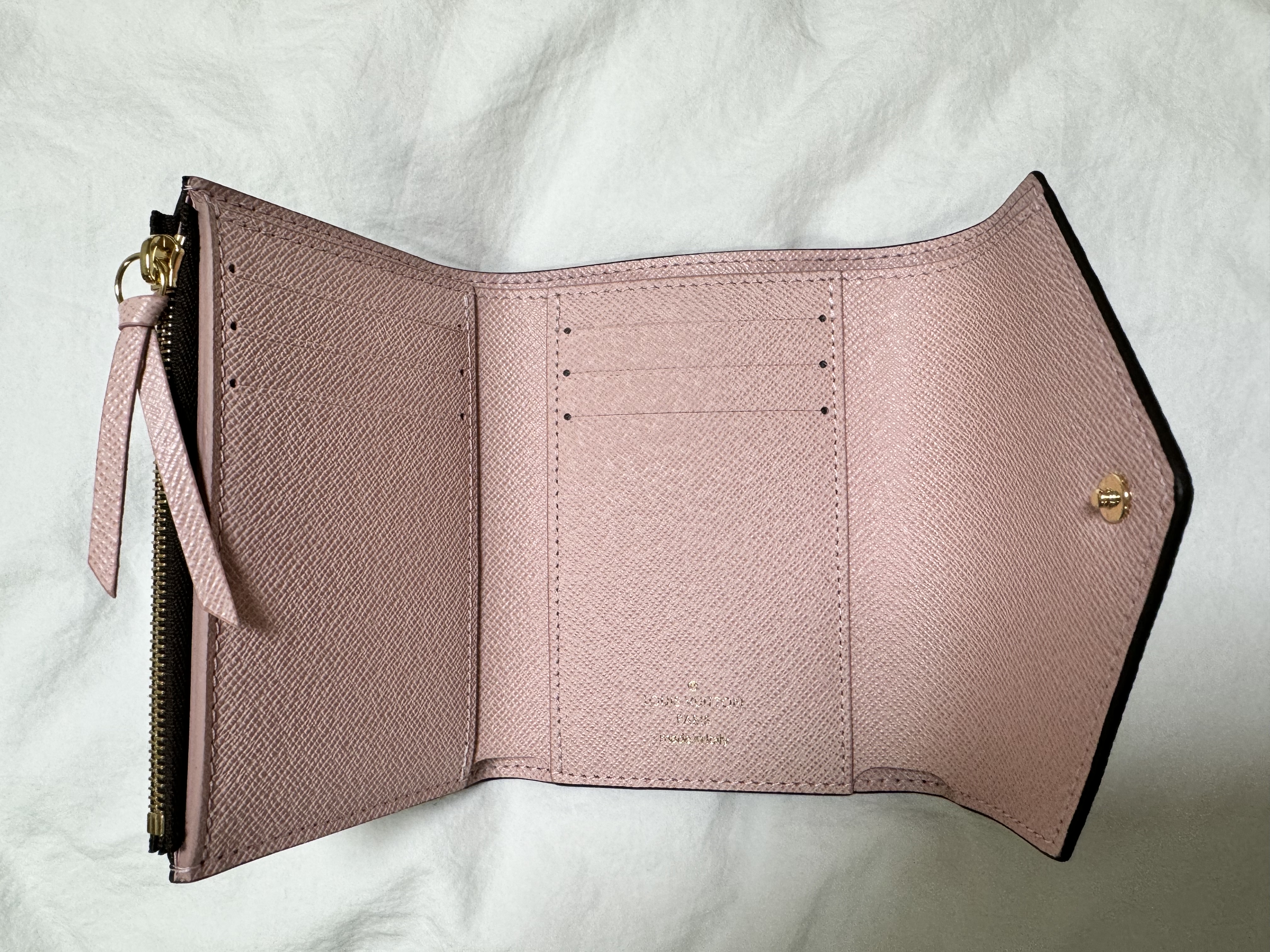 Louis Vuitton Victorine Wallet Monogram Rose Ballerine 착용 스타일 - 2