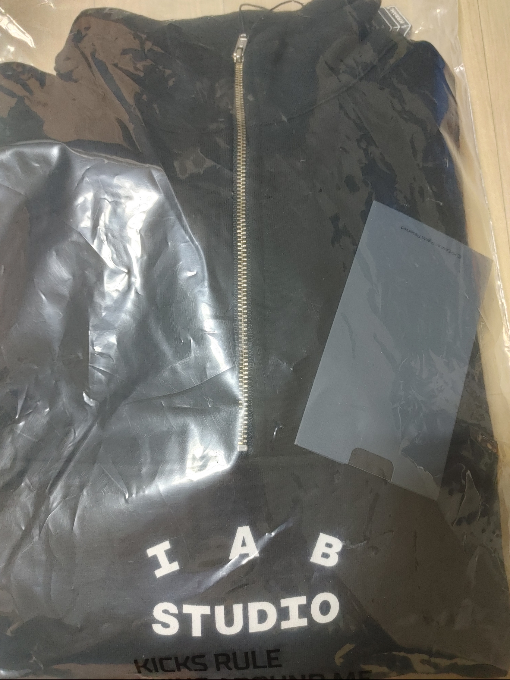 IAB Studio Half Zip-Up Black White 착용 스타일