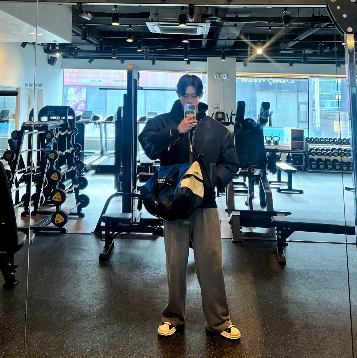 Zara x Ader Error Oversize Bomber Jacket Black, Maison Mihara Yasuhiro Blakey VL OG Sole Canvas Low-top Sneakers Black 착용 스타일