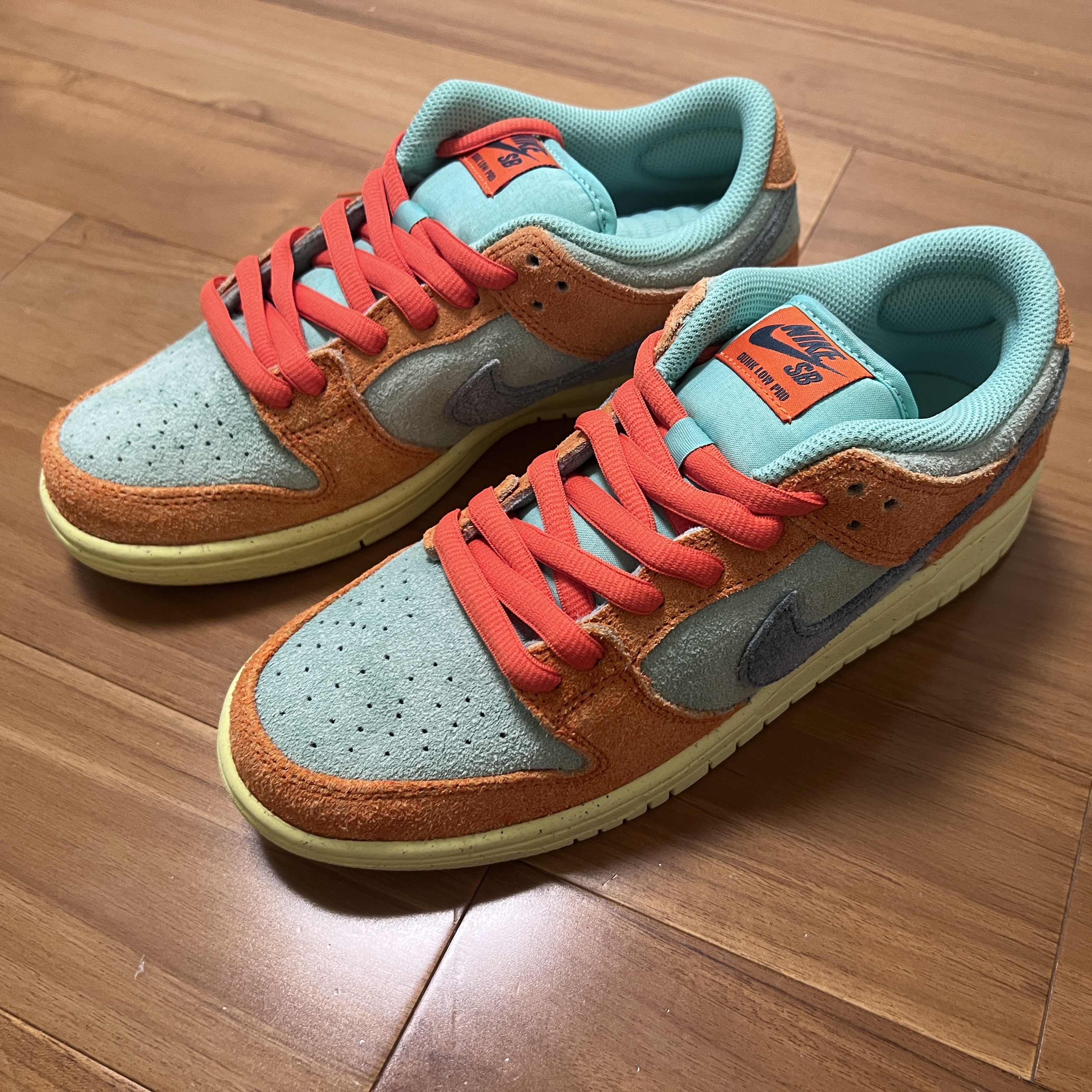 Nike SB Dunk Low Pro Premium Orange and Emerald Rise 착용 스타일