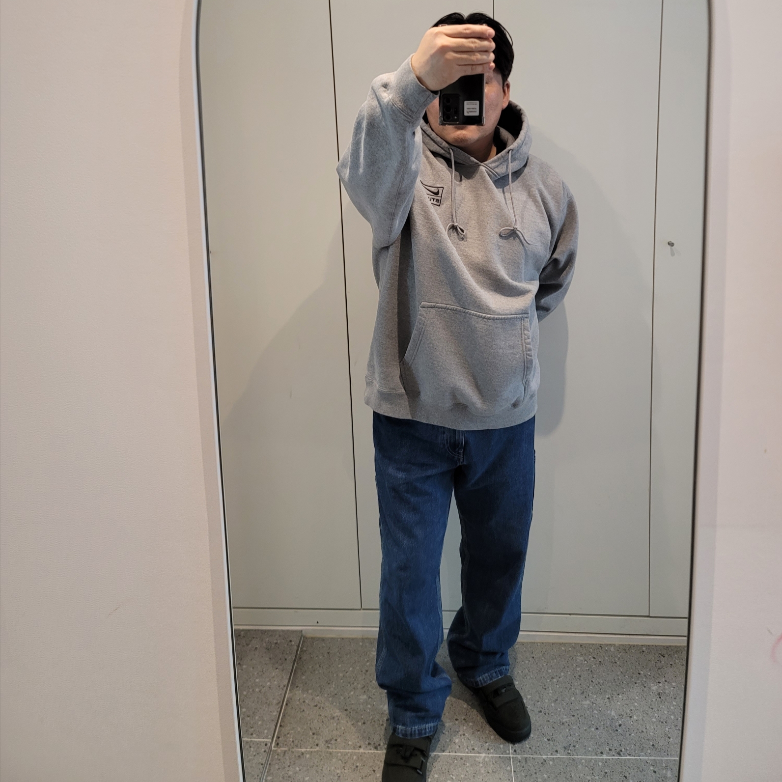 Nike x Billie Eilish Air Force 1 High '07 SP Sequoia, Nike x Stussy NRG RA Pullover Hoodie Dark Grey Heather (DJ9488-063) 착용 스타일 - 1