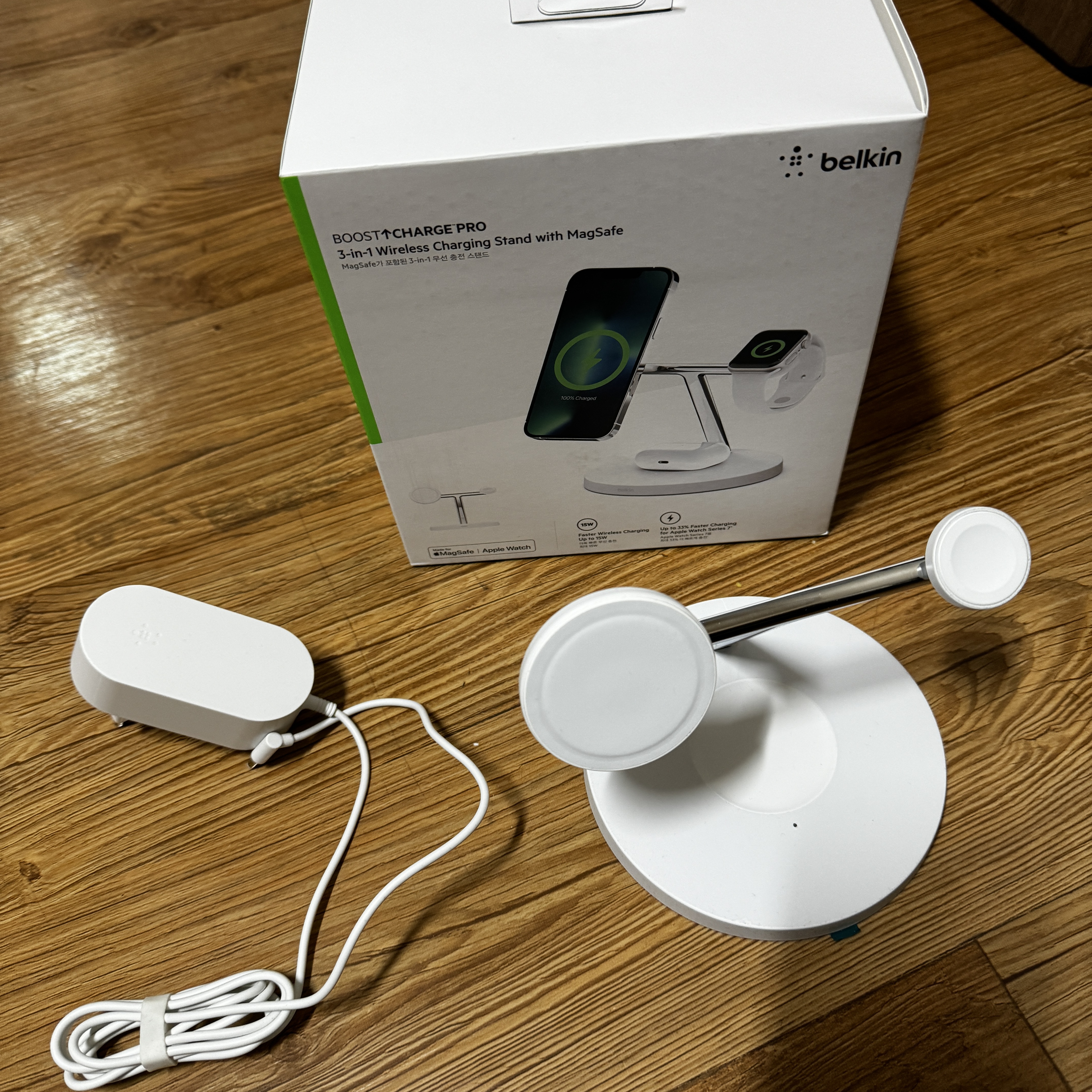 Belkin 3-in-1 MagSafe 15W Wireless Charging Stand WIZ017kr White 착용 스타일 - 2