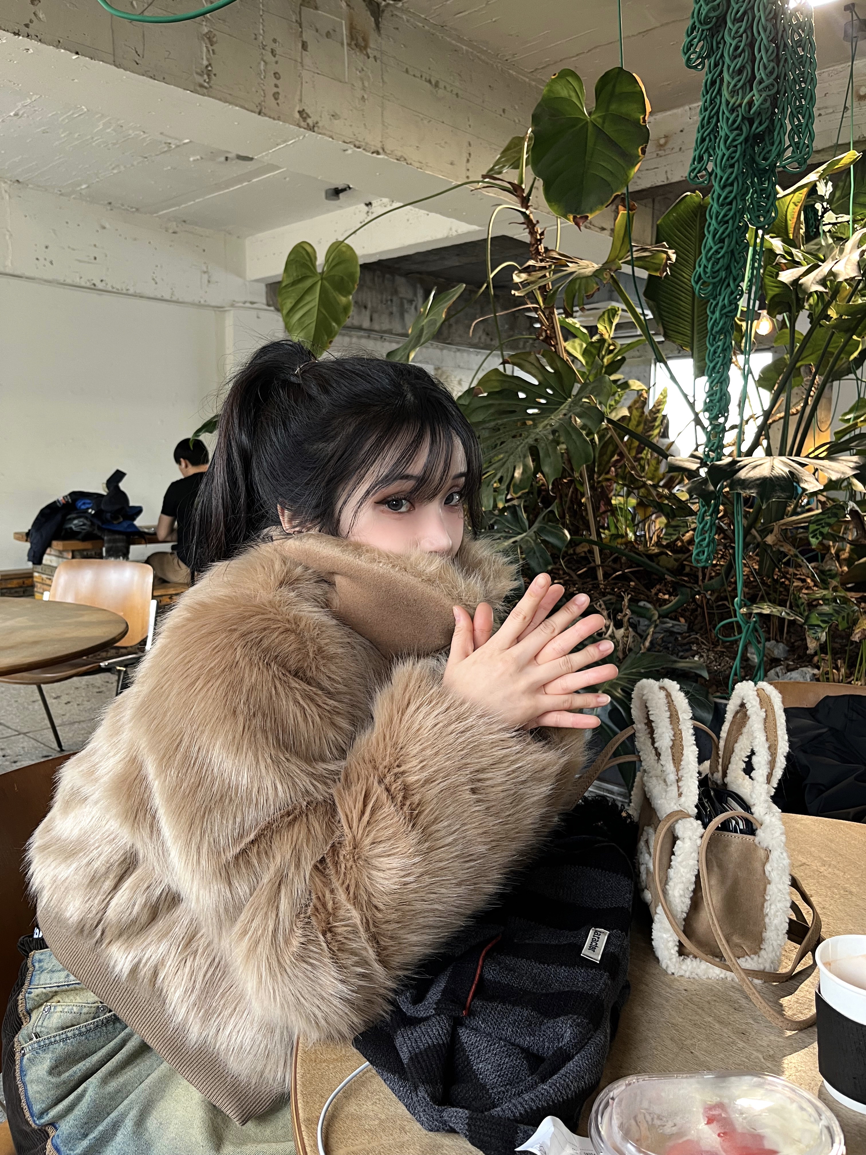 Telfar x UGG Small Shopping Bag Chestnut, Nike x Kasina Air Max 1 SP Won-Ang Orange 착용 스타일 - 3