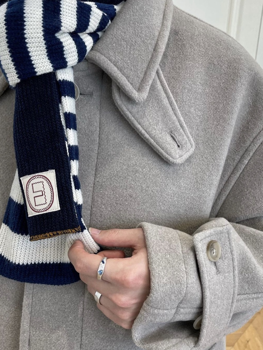 Karactor Striped Knit Muffler Navy Ivory 착용 스타일