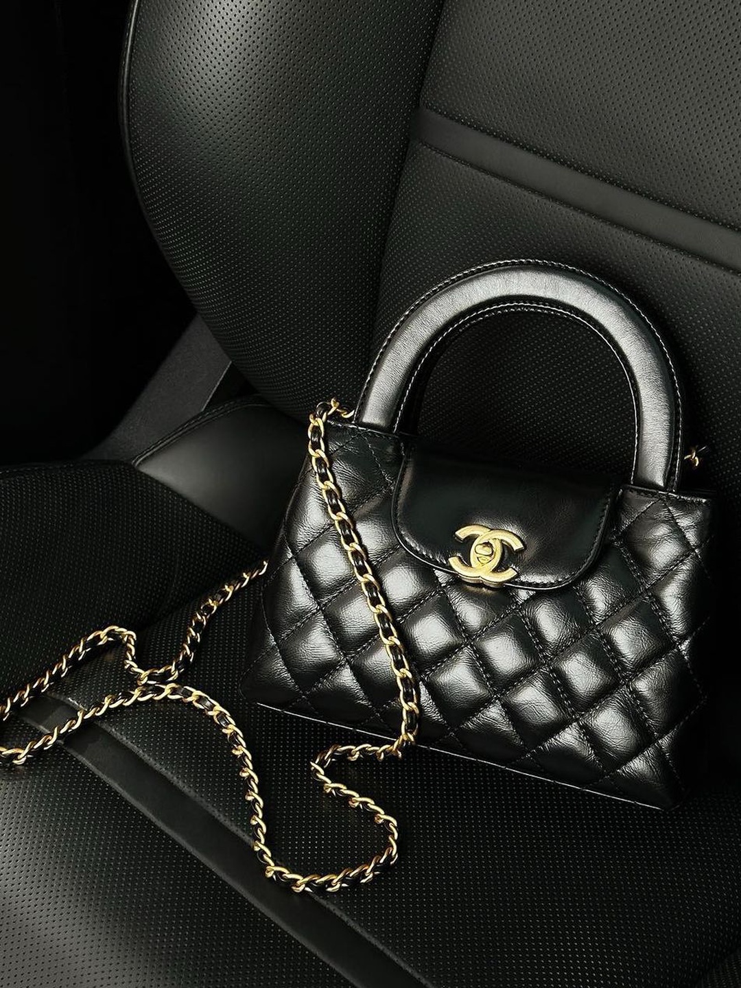 Chanel Mini Shopping Bag Shiny Aged Calfskin & Gold Black 착용 스타일 - 5