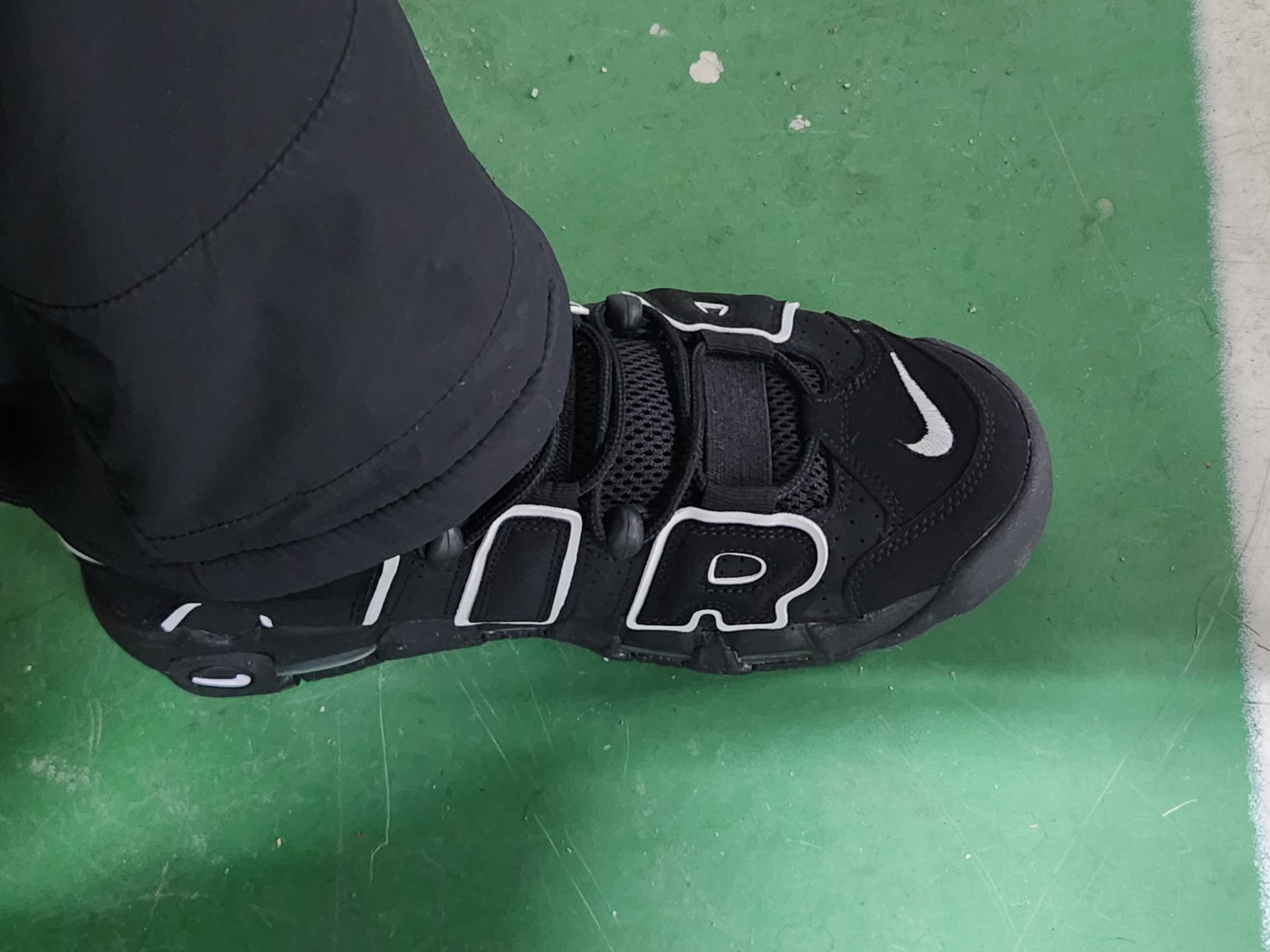 Nike Air More Uptempo Black White 2020 착용 스타일