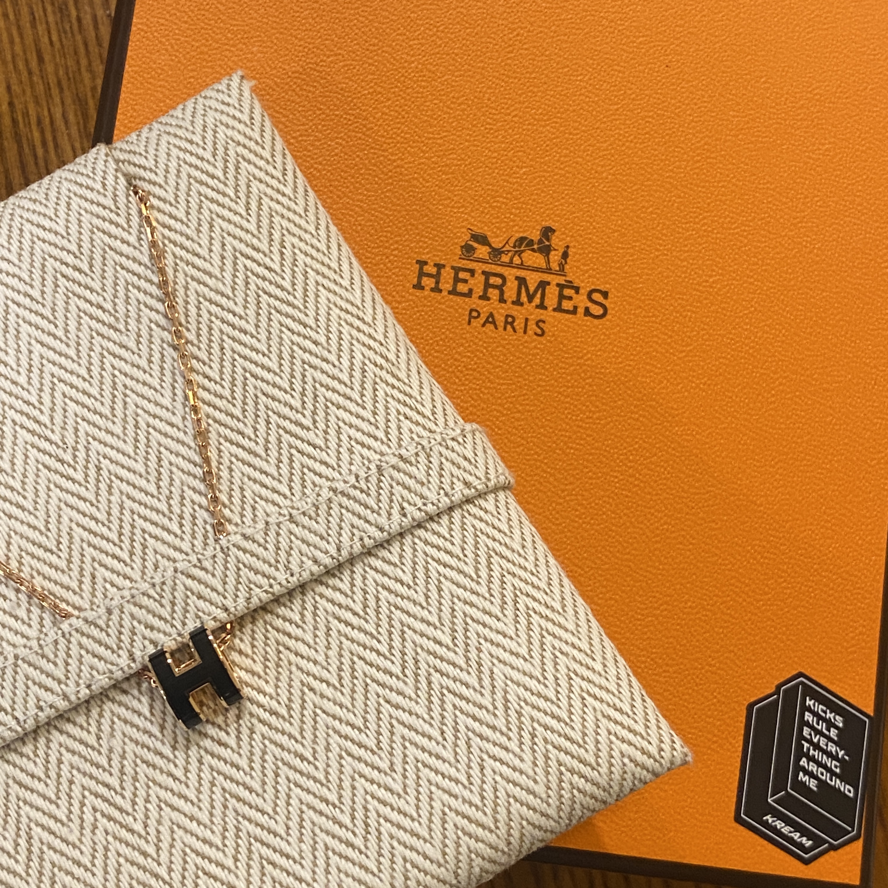 (W) Hermes Mini Pop H Pendant Rose Gold & Noir 착용 스타일