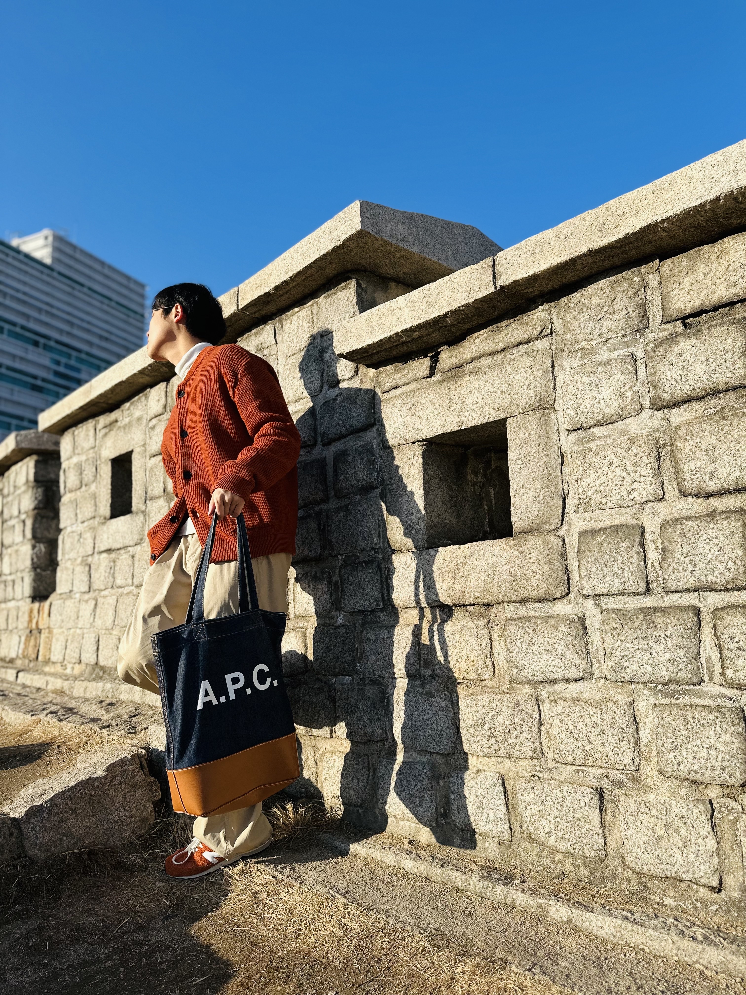 New Balance 574 Heritage Orange Burst White, A.P.C. Axelle Small Tote Bag Denim Caramel 착용 스타일 - 2