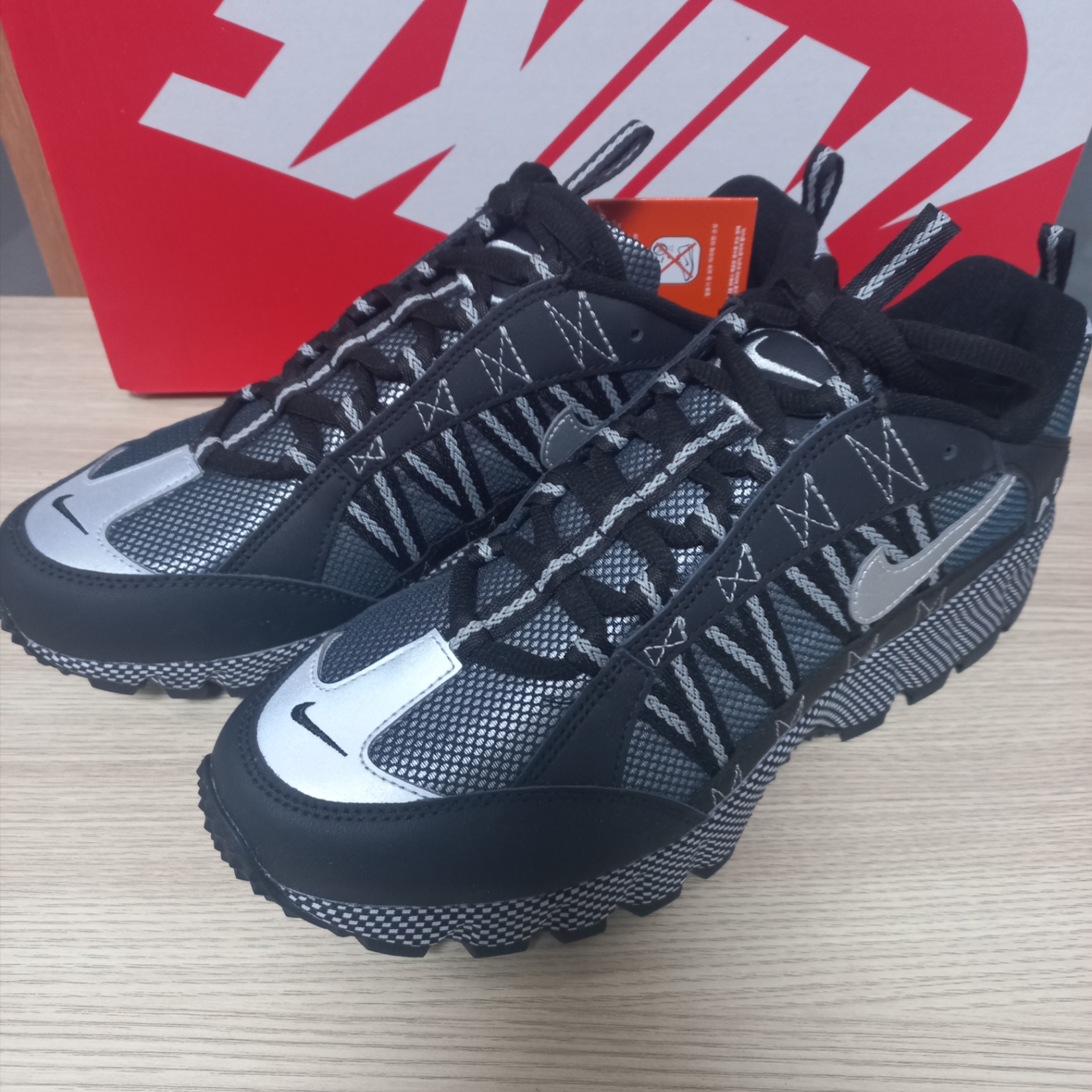 Nike Air Humara Black and Metallic Silver 착용 스타일