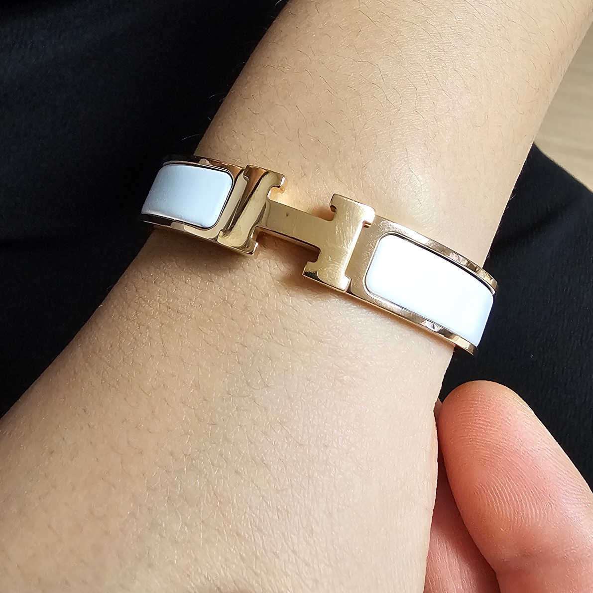 (W) Hermes Clic H Bracelet Rose Gold & Blanc 착용 스타일