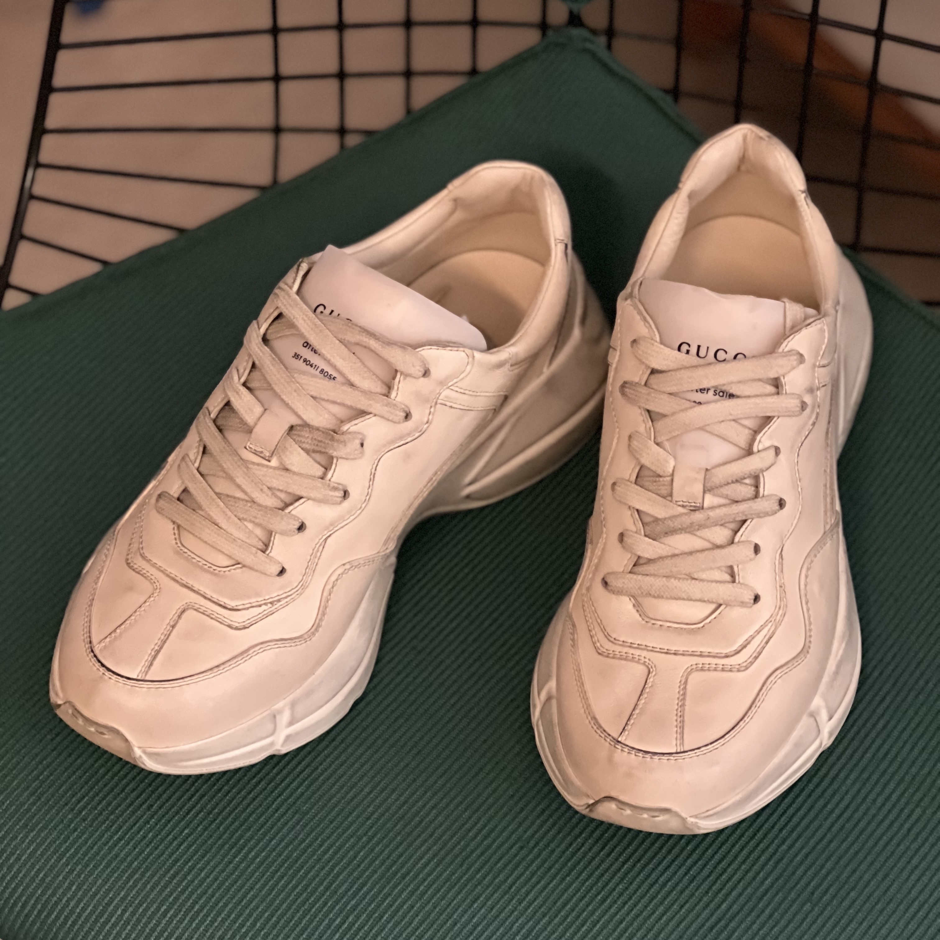 Gucci Rhyton Leather Sneakers Distressed Ivory 착용 스타일 - 2