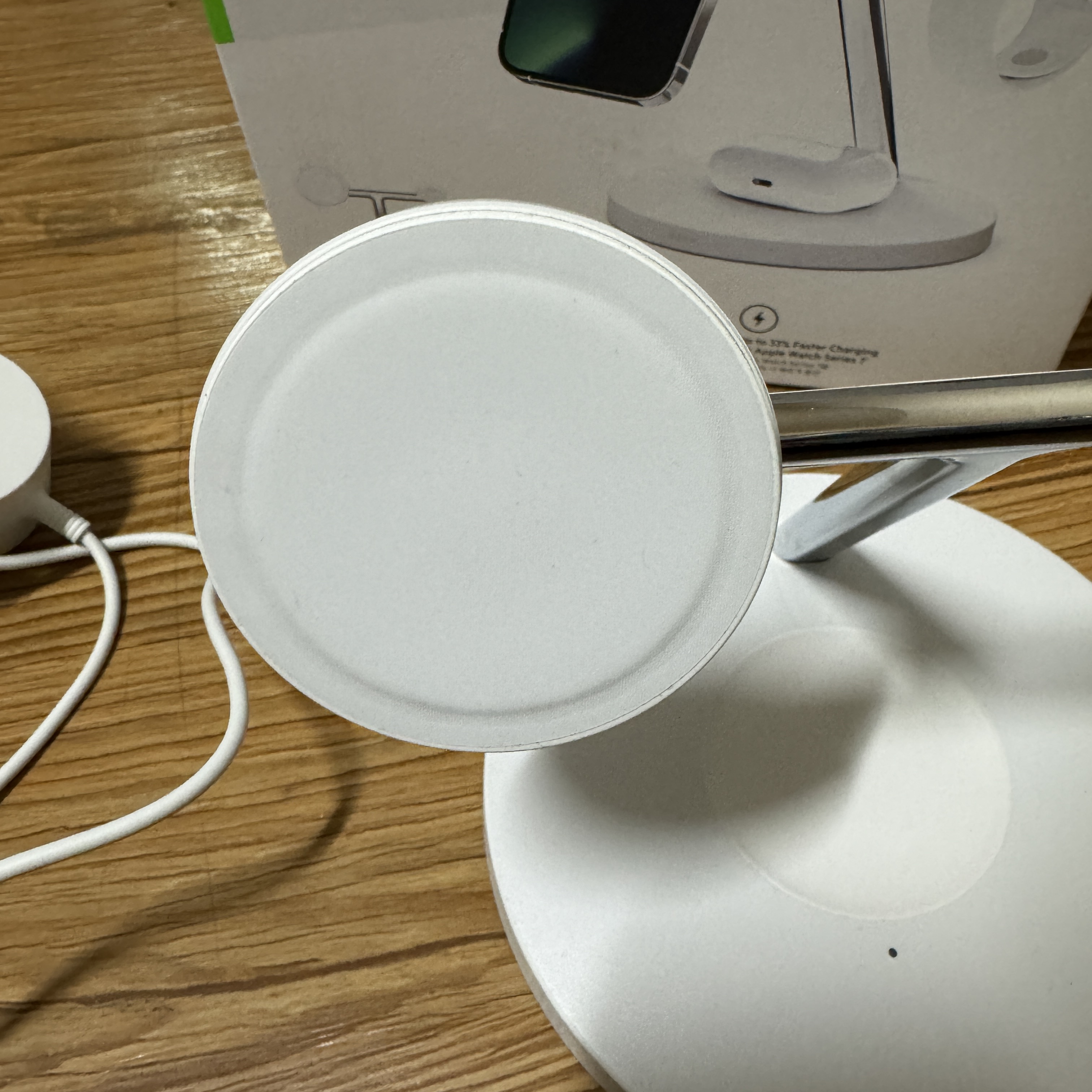 Belkin 3-in-1 MagSafe 15W Wireless Charging Stand WIZ017kr White 착용 스타일 - 4