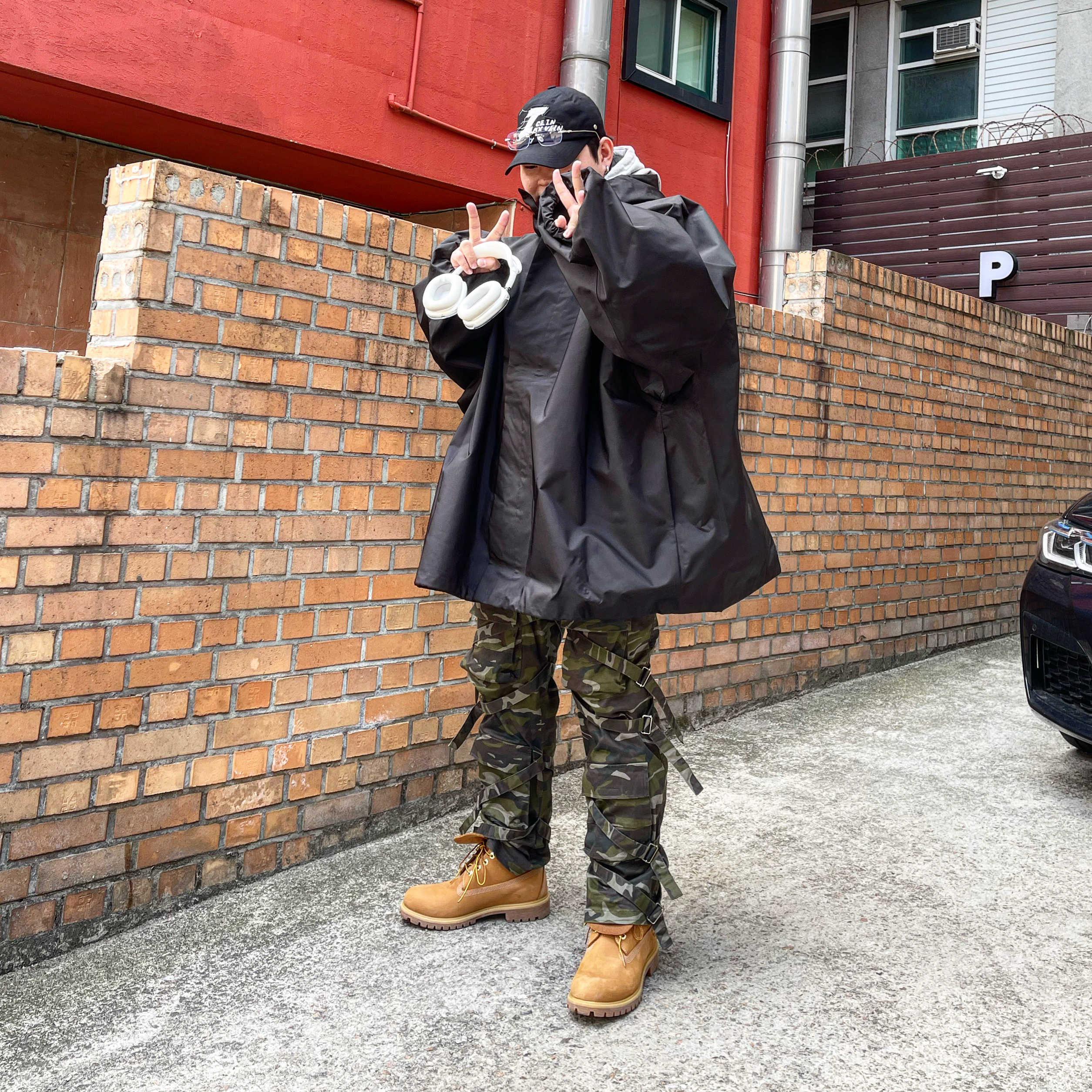 Apple AirPods Max Lightning Silver (Korean Ver.), Yeezy Gap Engineered By Balenciaga T-Cut Parka Black 착용 스타일