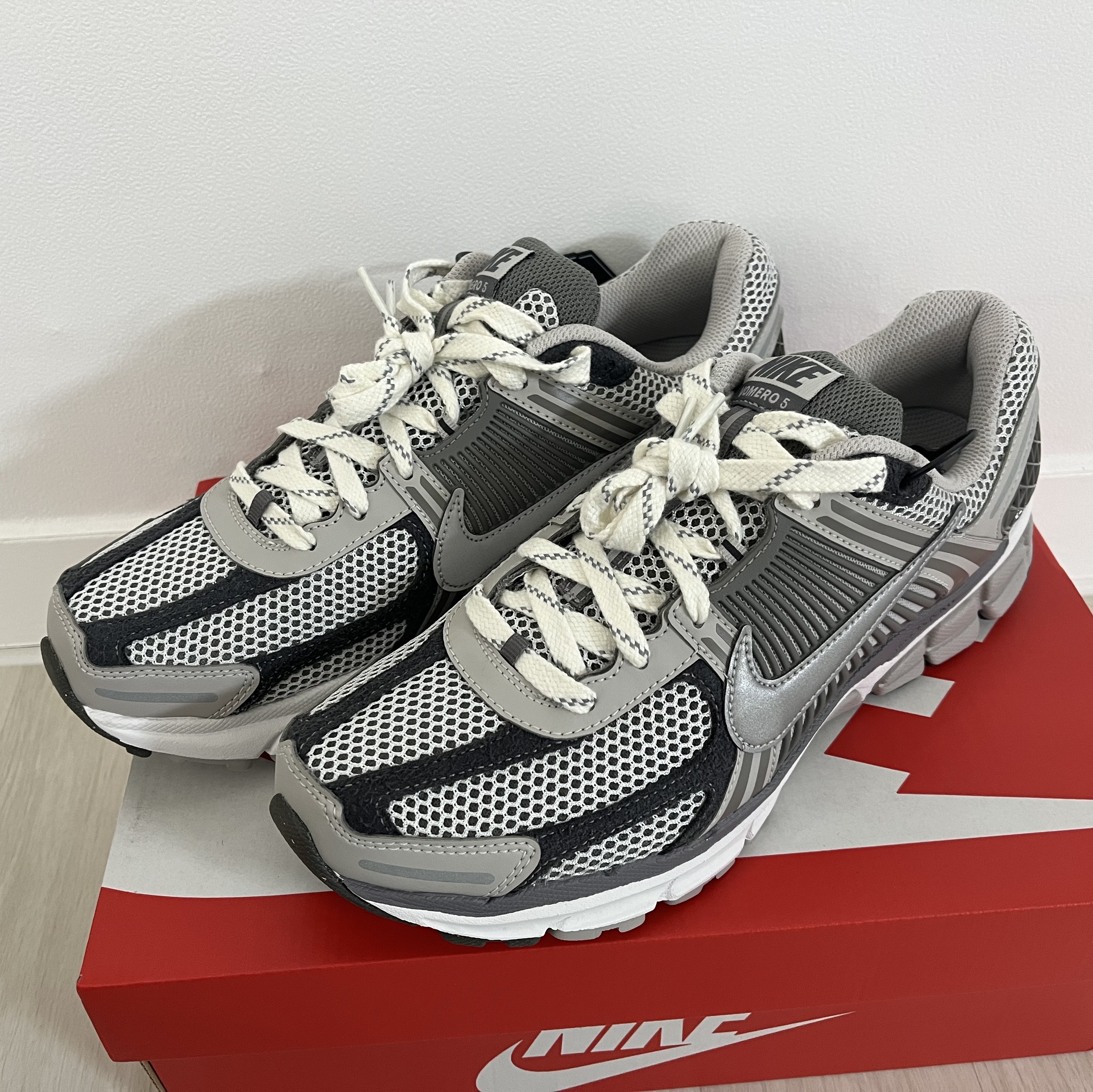 Nike Zoom Vomero 5 PRM Light Iron Ore and Flat Fewter 착용 스타일 - 2