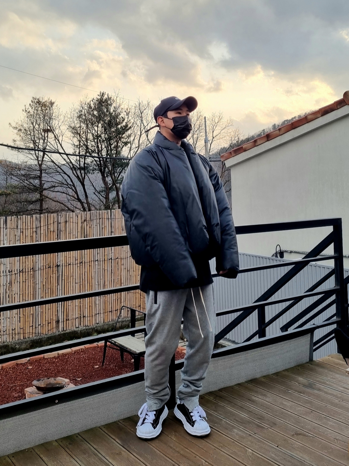 Yeezy Gap Engineered By Balenciaga Round Jacket 2 Black, Yeezy Gap Round Jacket Black 착용 스타일