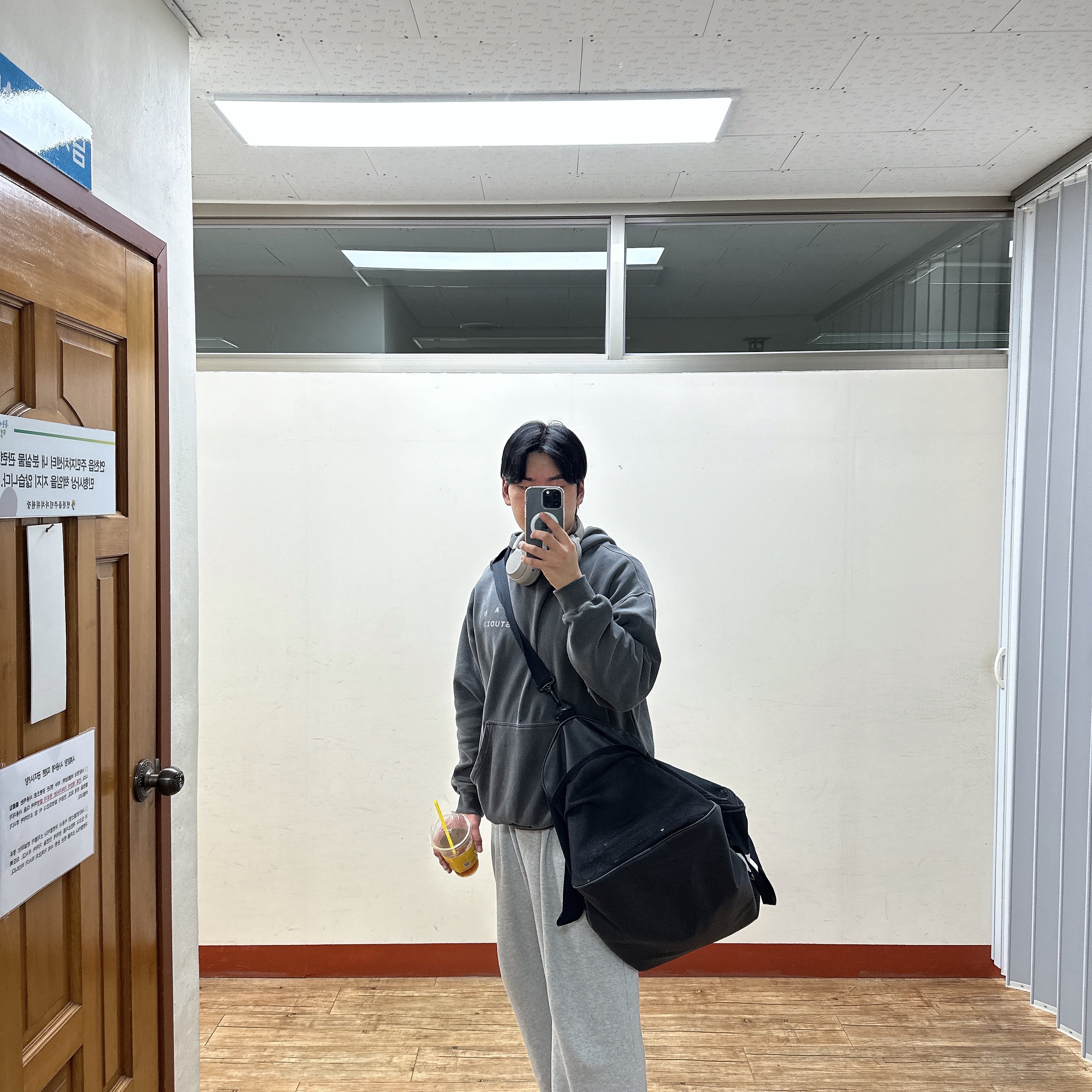 IAB Studio Pigment Hoodie Black 착용 스타일