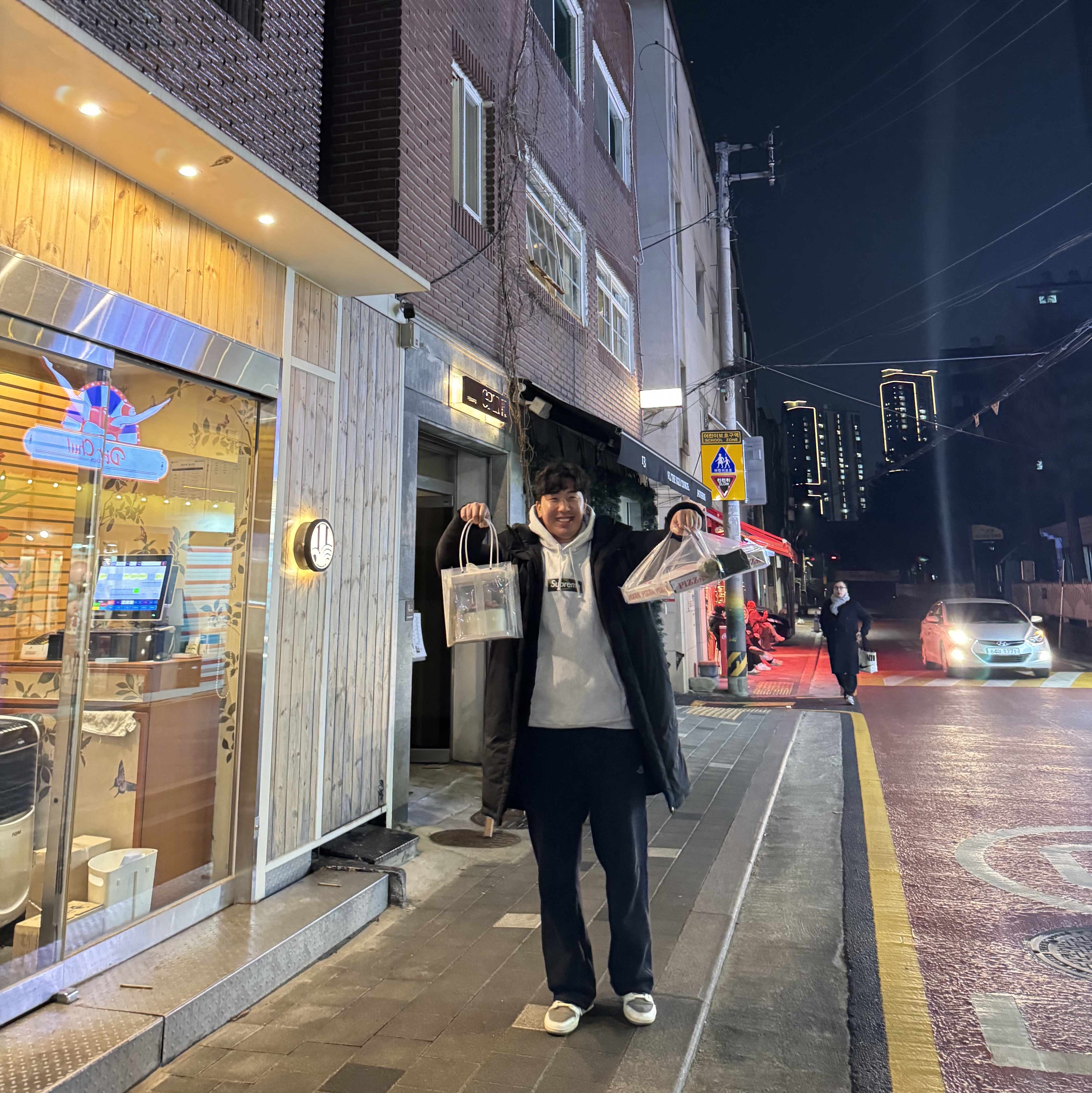 Supreme Box Logo Hooded Sweatshirt Ash Grey - 23FW, Jordan 1 x Travis Scott Retro Low OG SP Sail and Ridgerock 착용 스타일 - 2