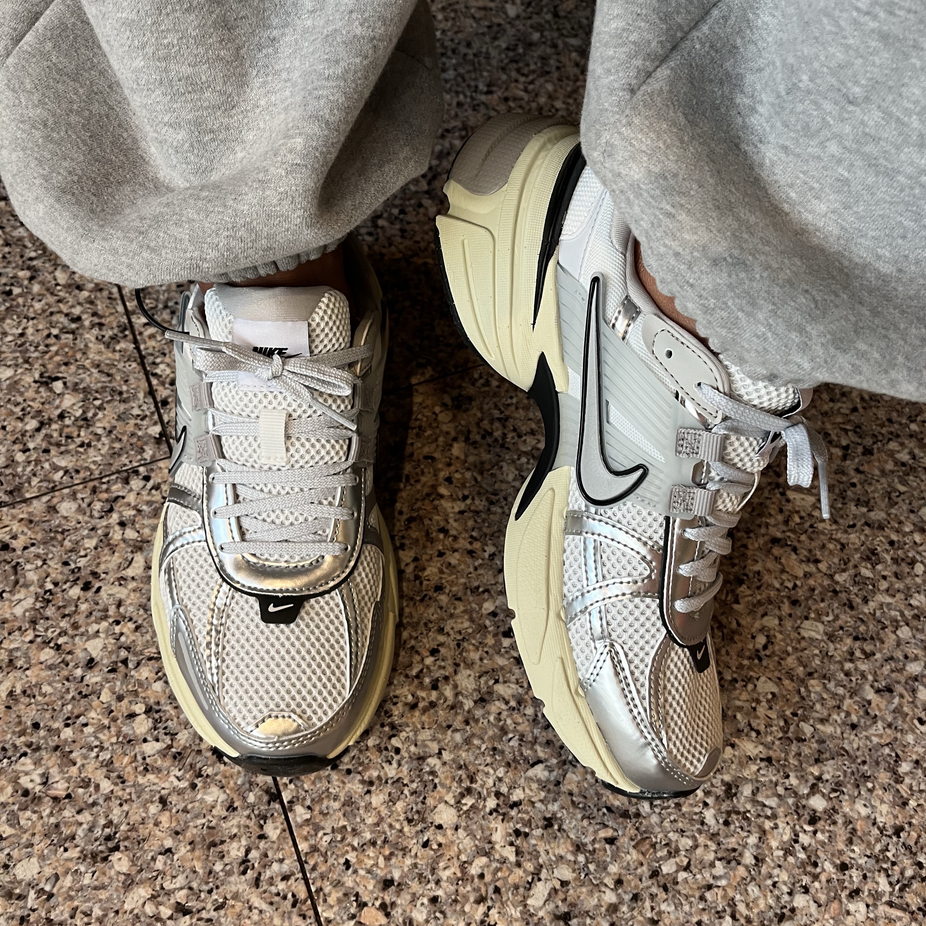 Nike V2K Run Summit White Metallic Silver 착용 스타일 - 2