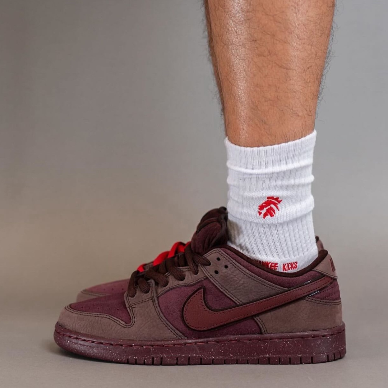 Nike SB Dunk Low PRM Burgundy Crush 착용 스타일 - 4