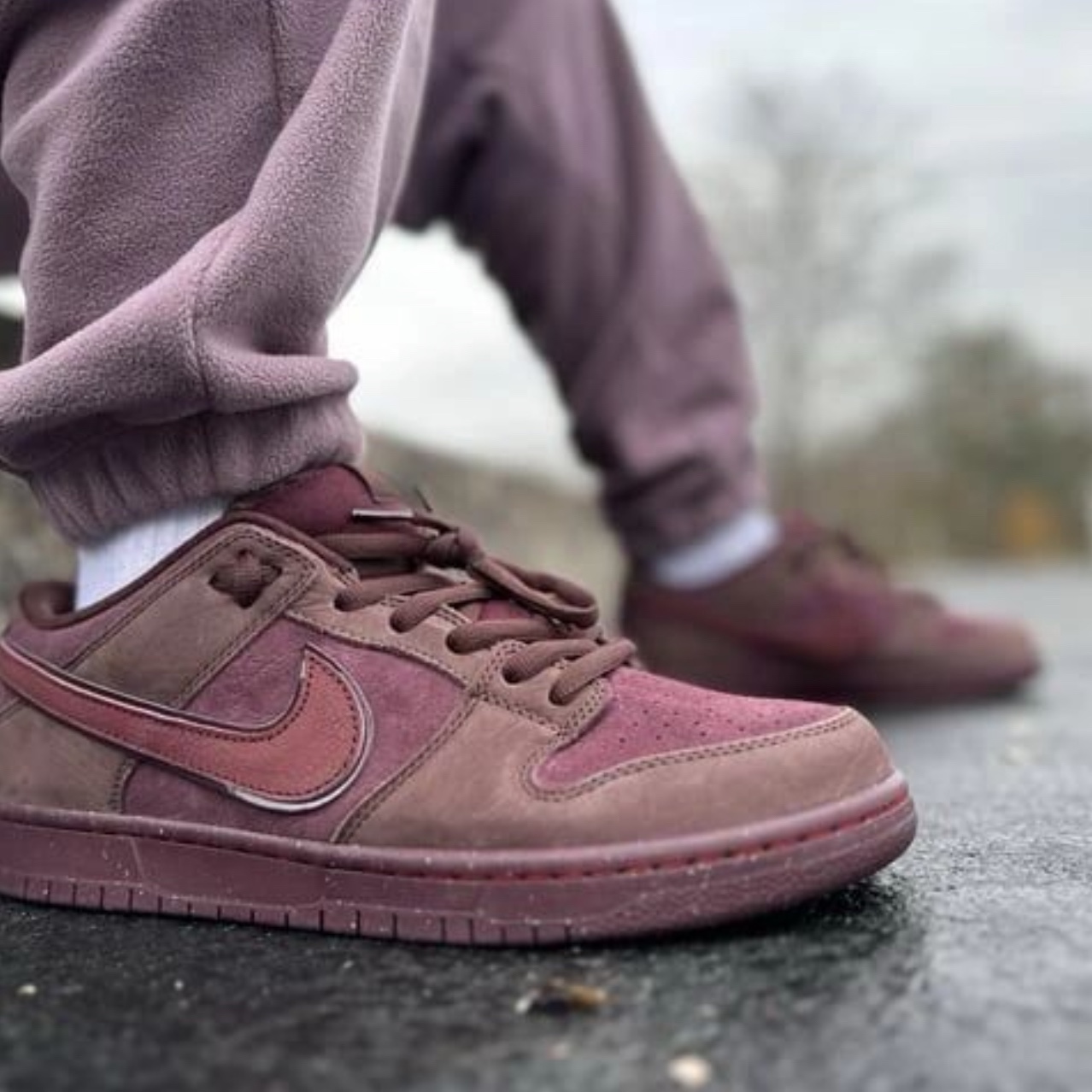 Nike SB Dunk Low PRM Burgundy Crush 착용 스타일 - 7